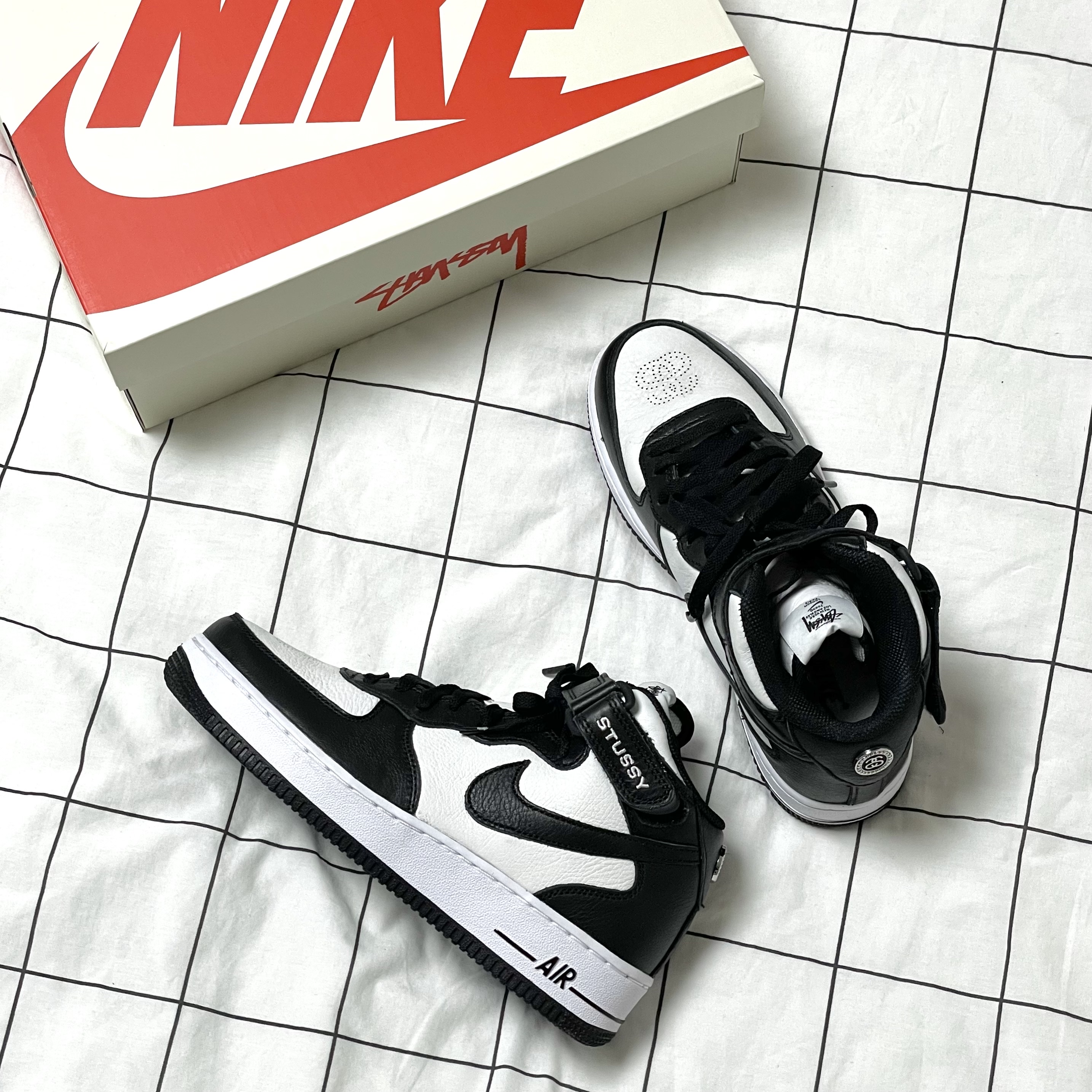 Nike x Stussy Air Force 1 '07 Mid SP Black and Light Bone 착용 스타일 - 2