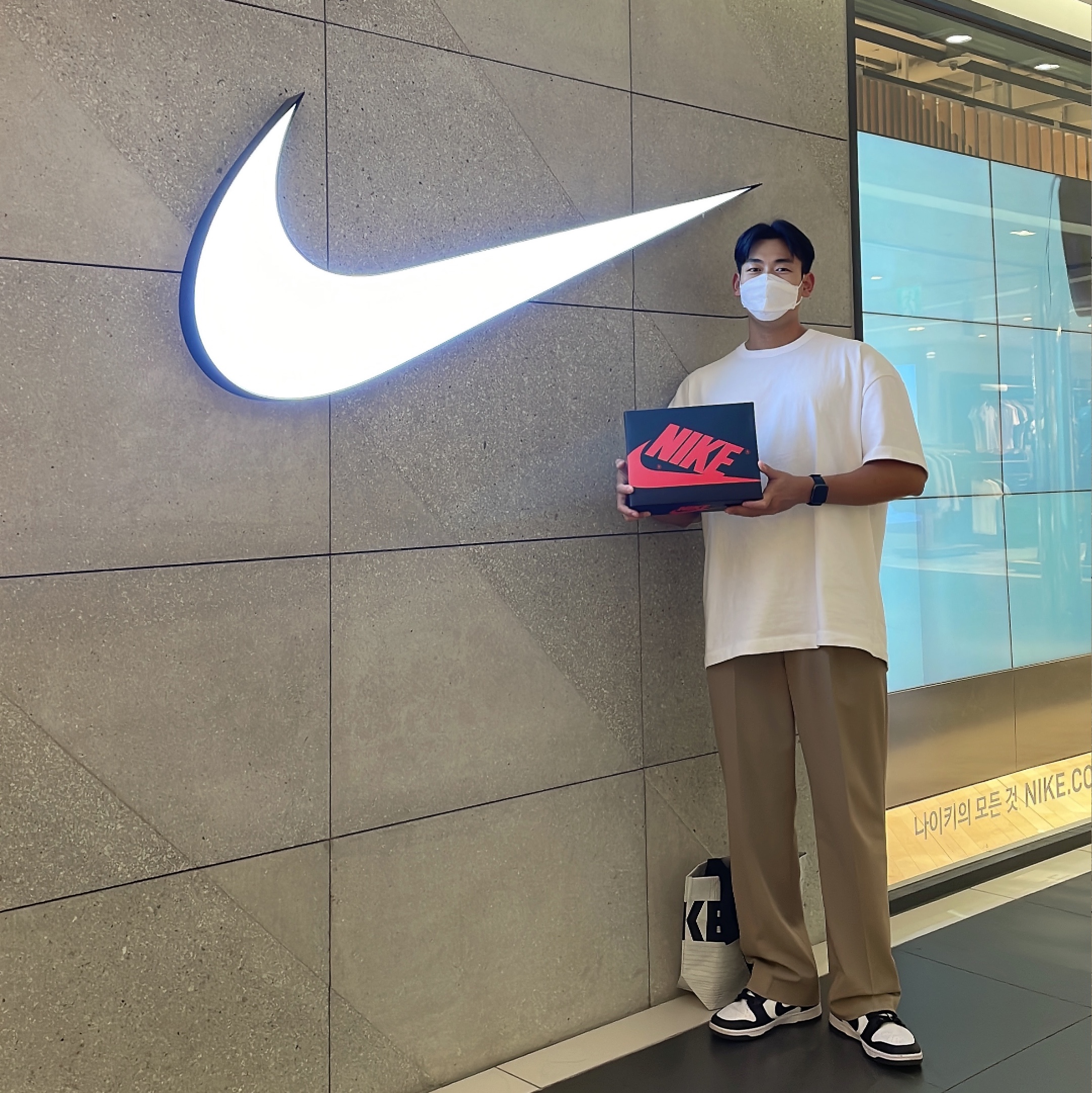 Nike Dunk Low Retro Black, (GS) Jordan 1 Retro High OG Bleached Coral 착용 스타일