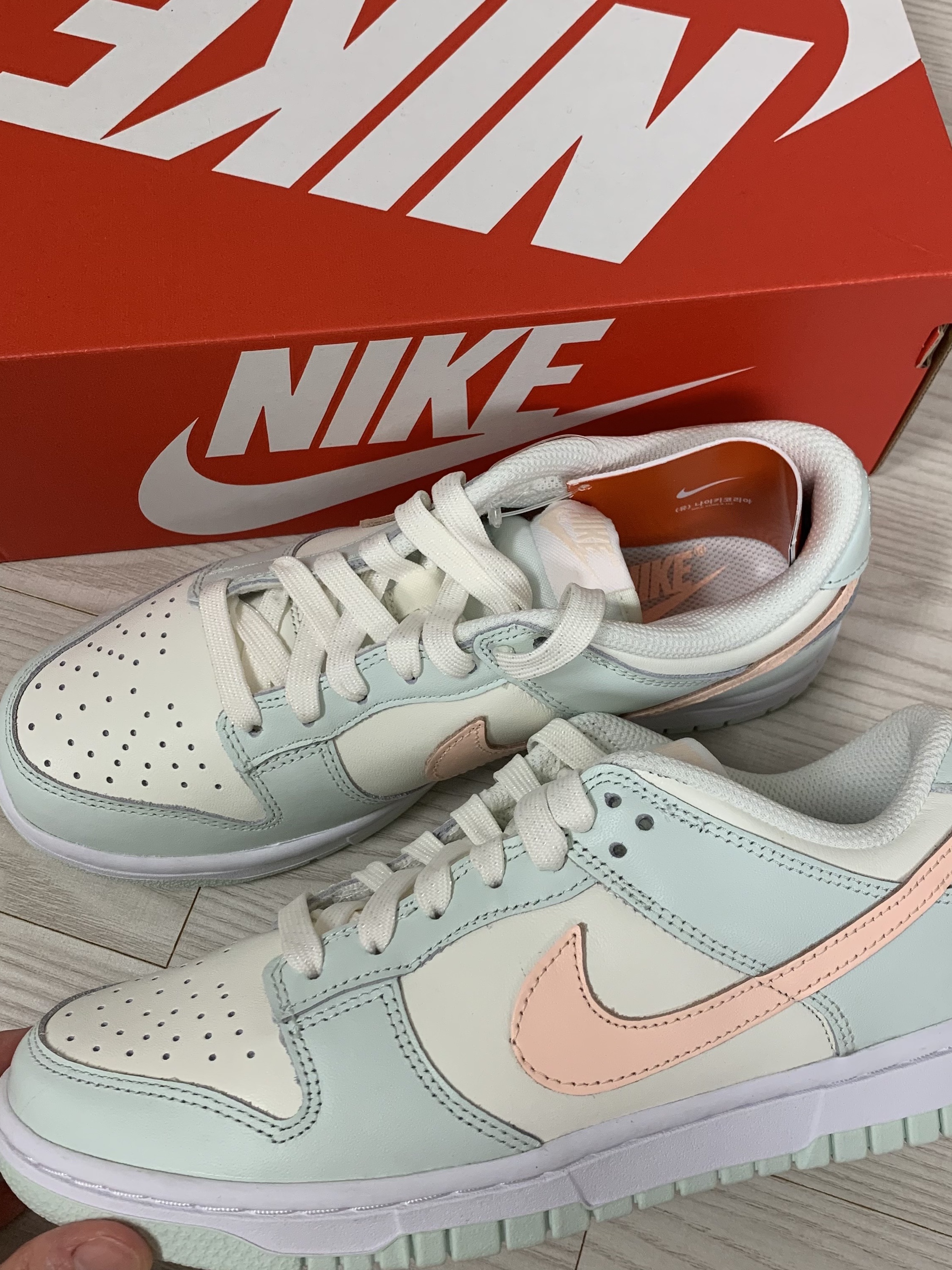 (W) Nike Dunk Low Barely Green 착용 스타일 - 1