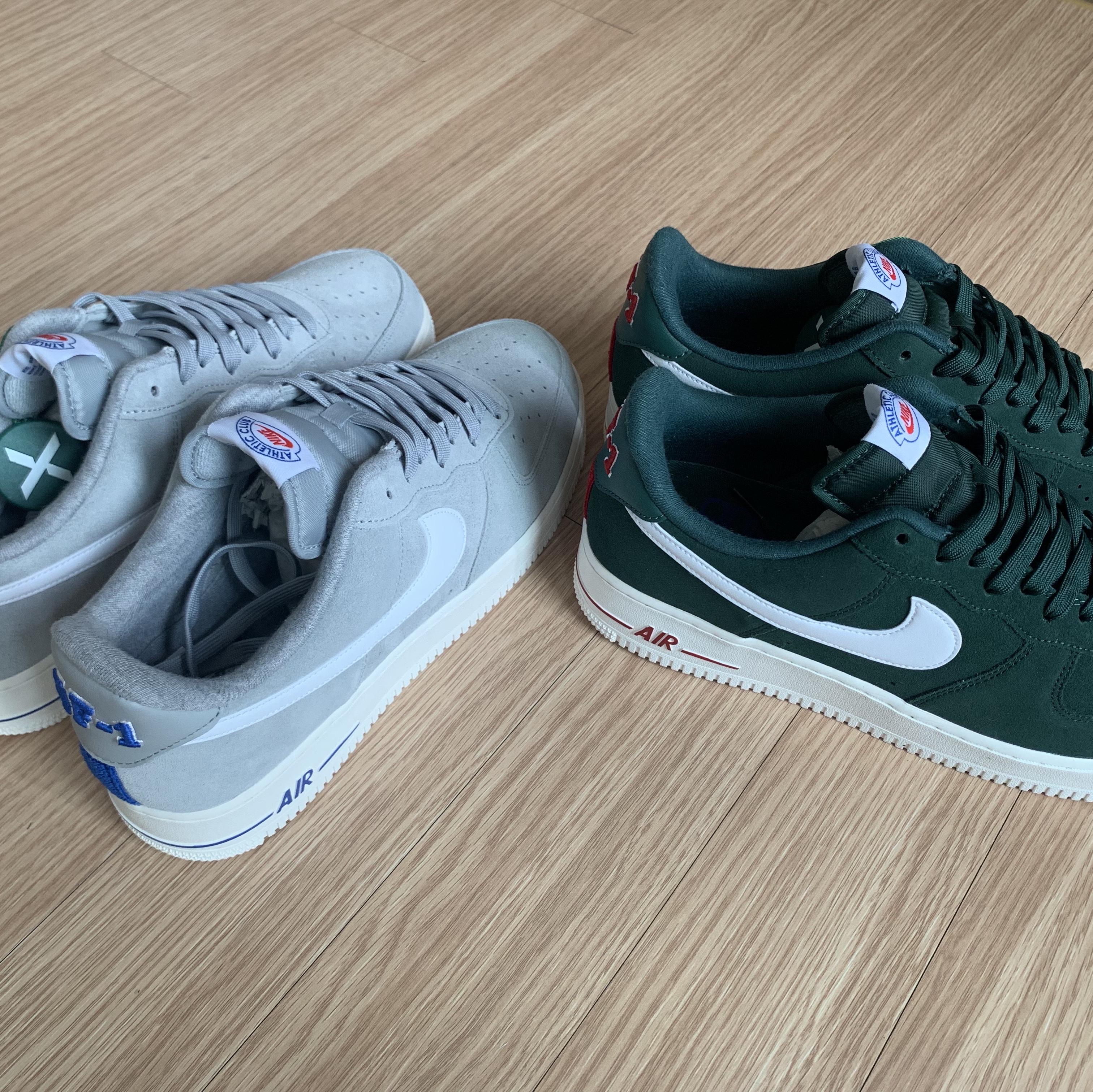 Nike Air Force 1 '07 LX Athletic Club Pro Green Gym Red, Nike Air Force 1 '07 LX Athletic Club Light Smoke Grey 착용 스타일 - 2