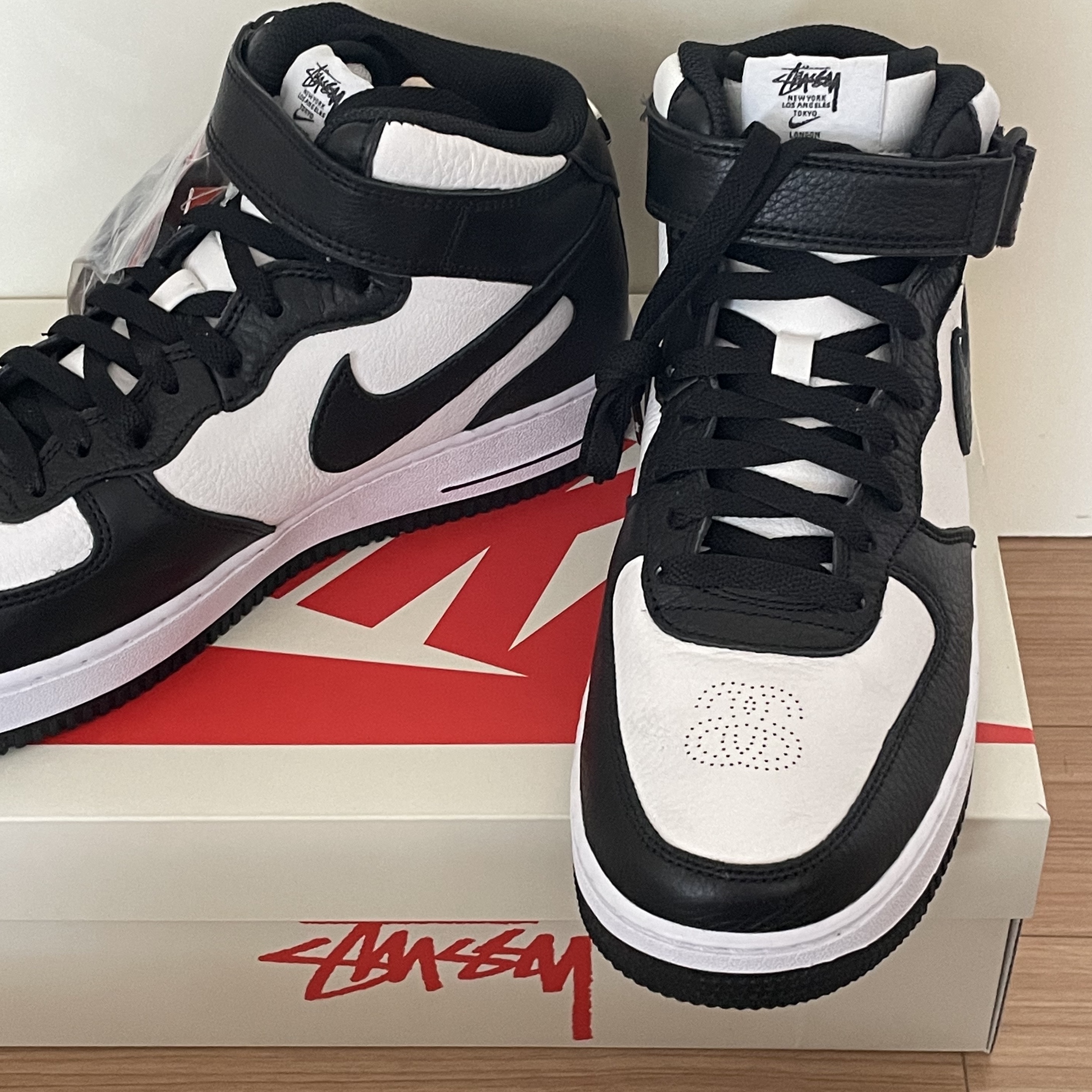 Nike x Stussy Air Force 1 '07 Mid SP Black and Light Bone 착용 스타일 - 3