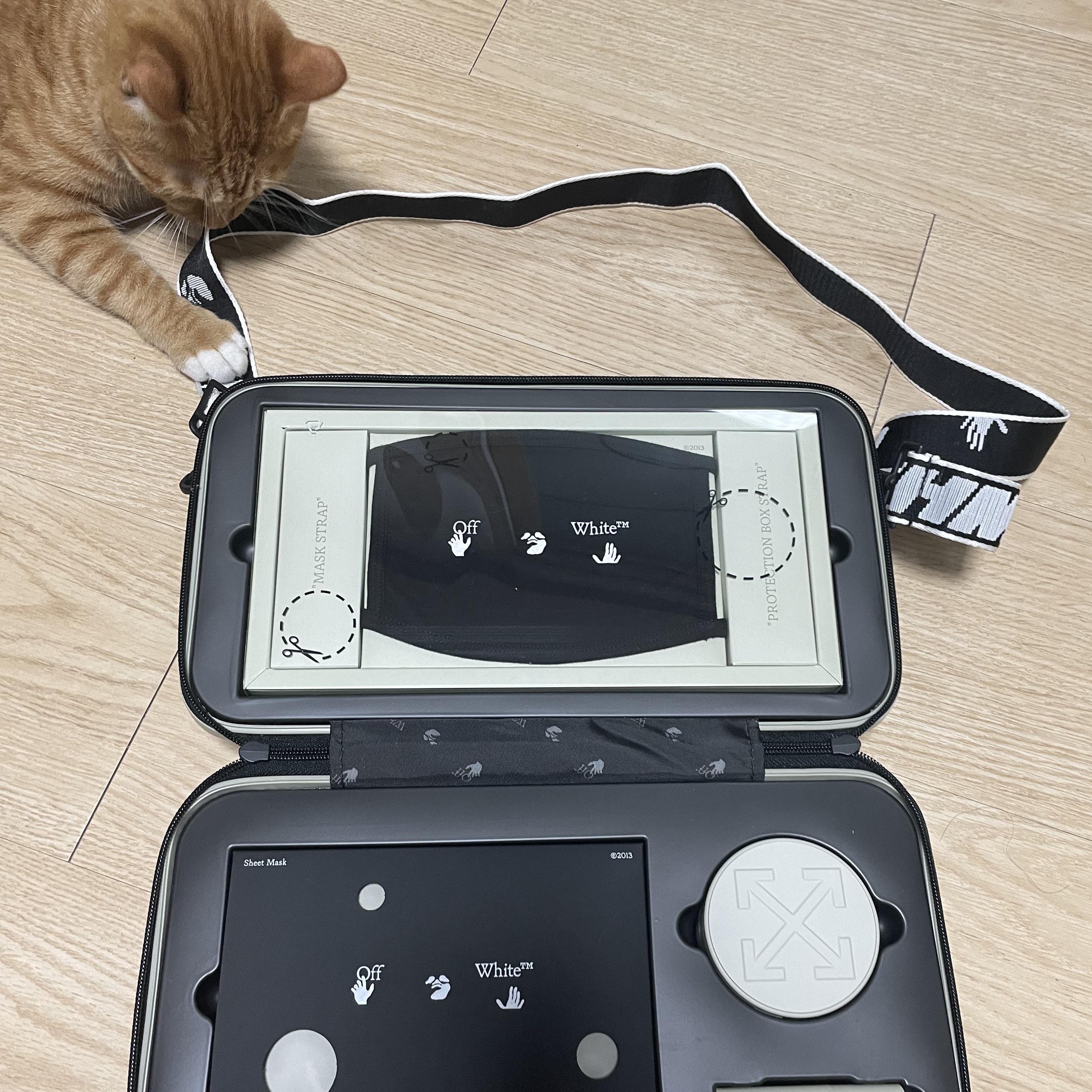 Off-White x Amore Pacific Protection Box (Without Cosmetics) 착용 스타일 - 1