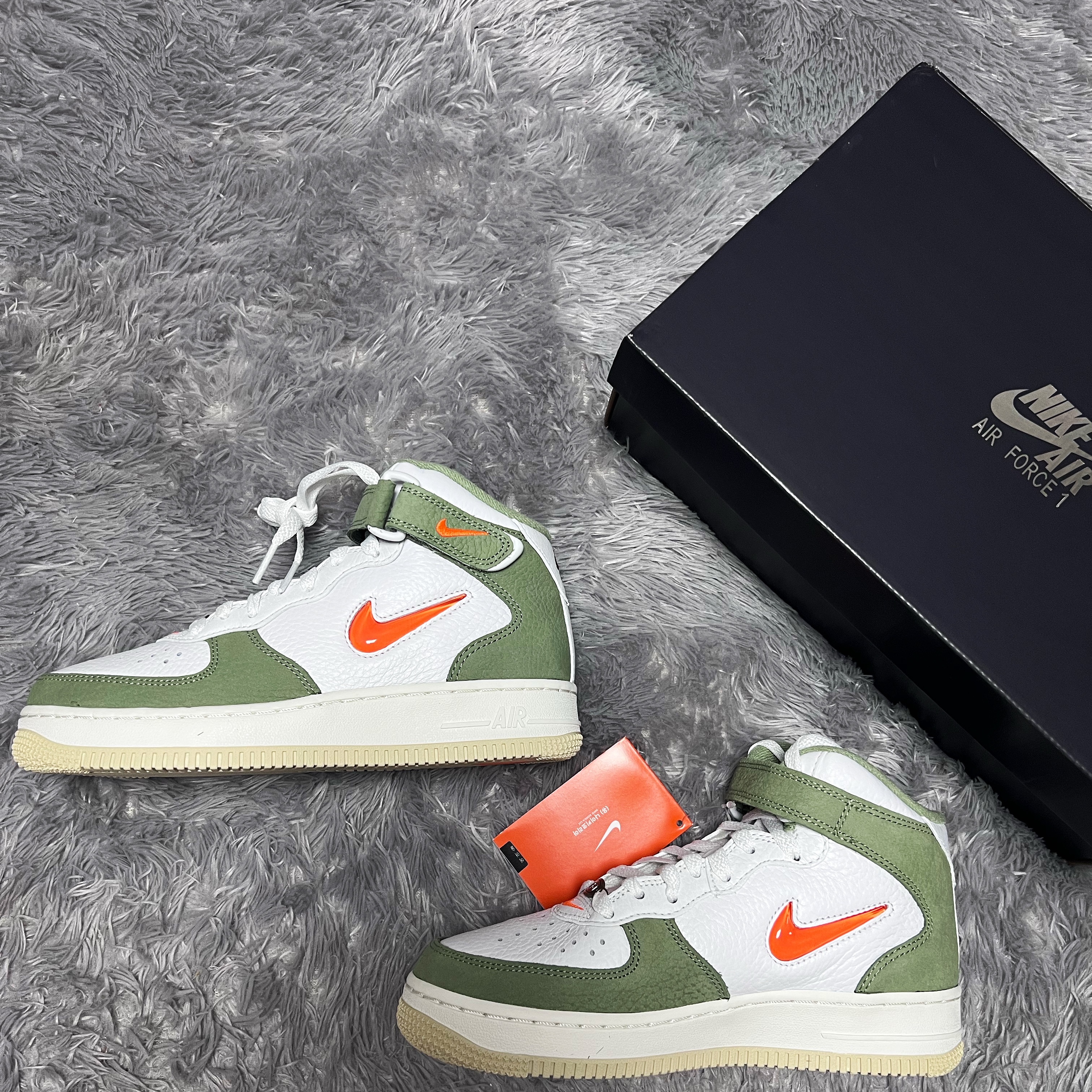 Nike Air Force 1 Mid '07 QS Olive Green and Total Orange 착용 스타일