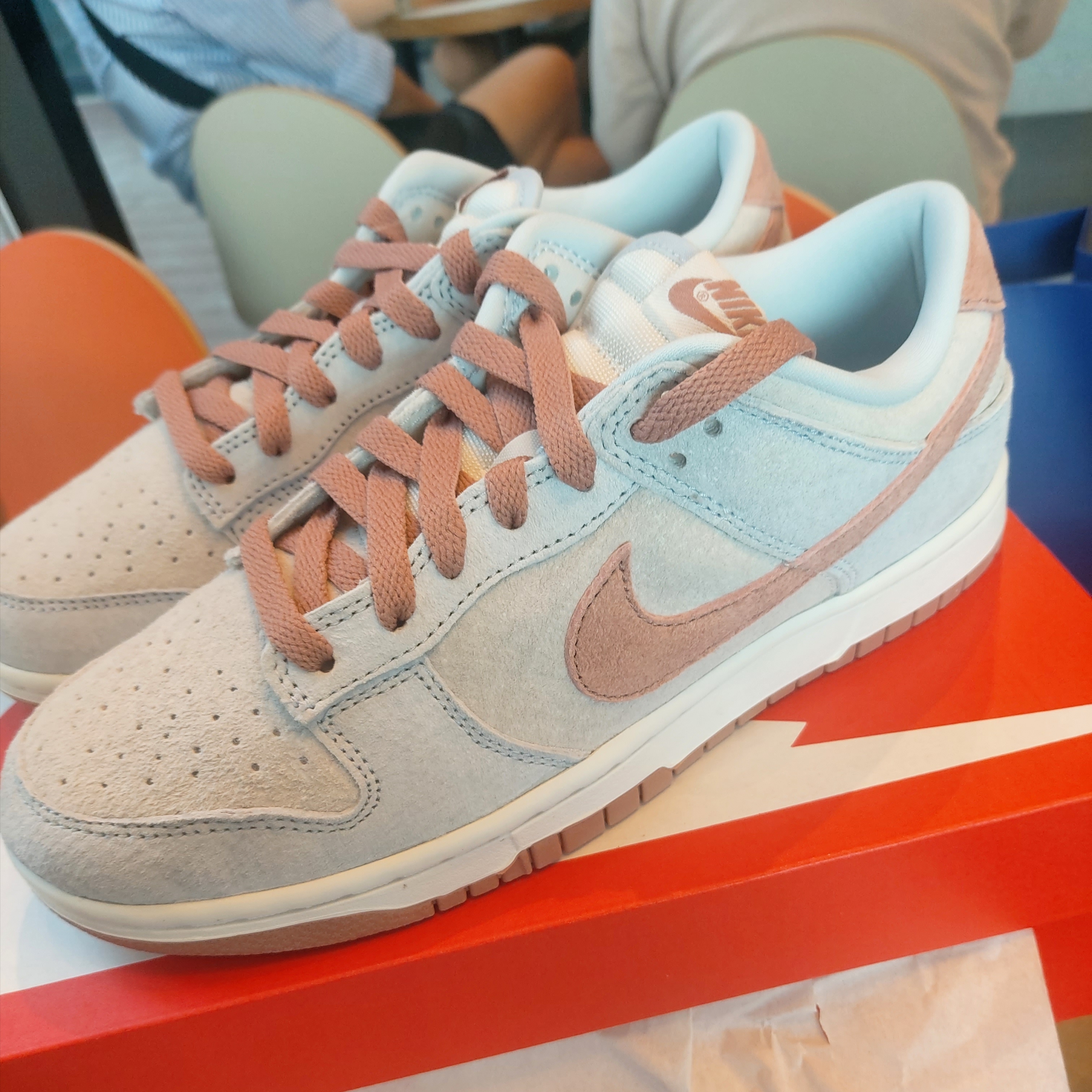 Nike Dunk Low Retro PRM Fossil Rose 착용 스타일 - 2
