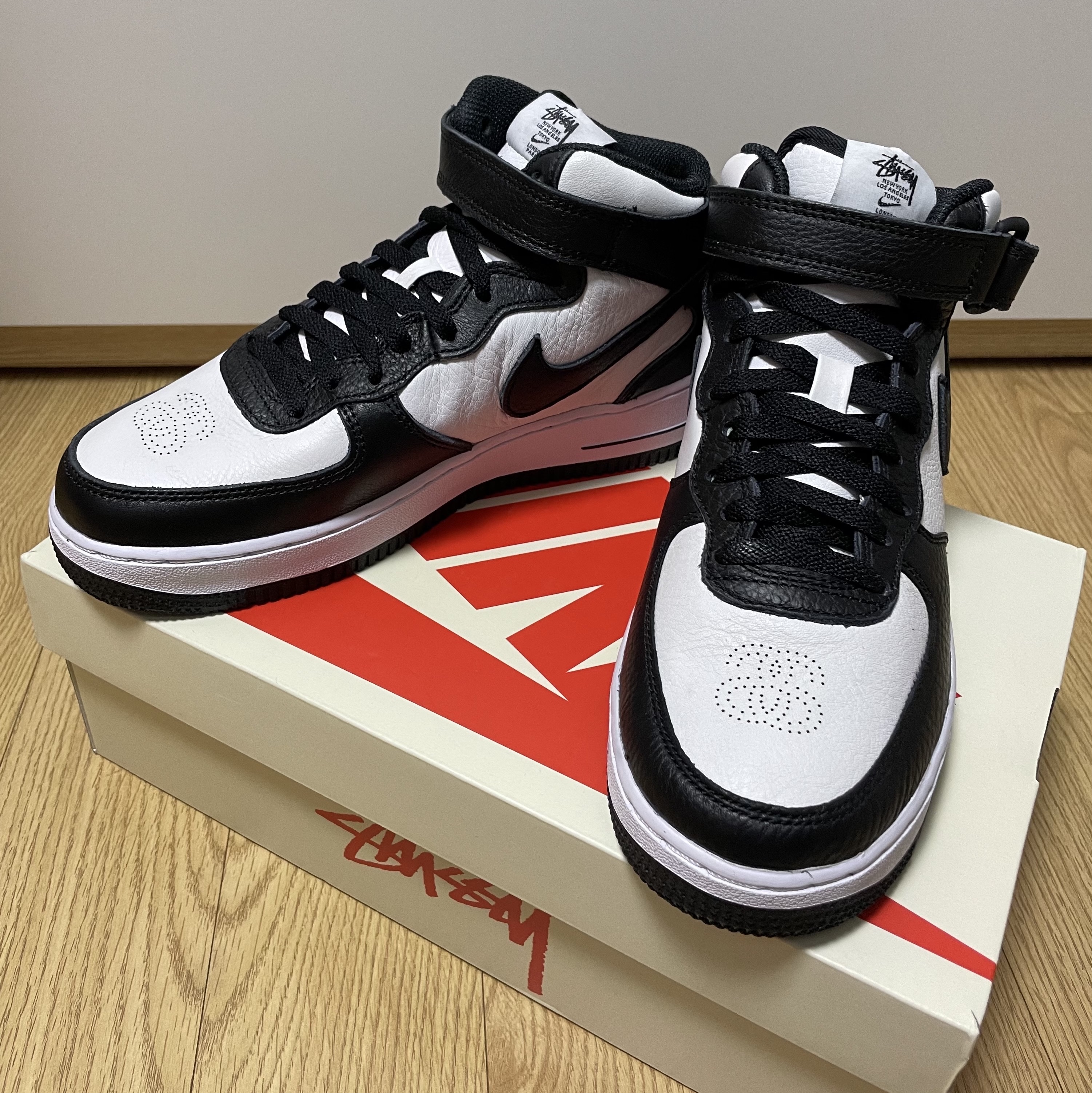 Nike x Stussy Air Force 1 '07 Mid SP Black and Light Bone 착용 스타일 - 2