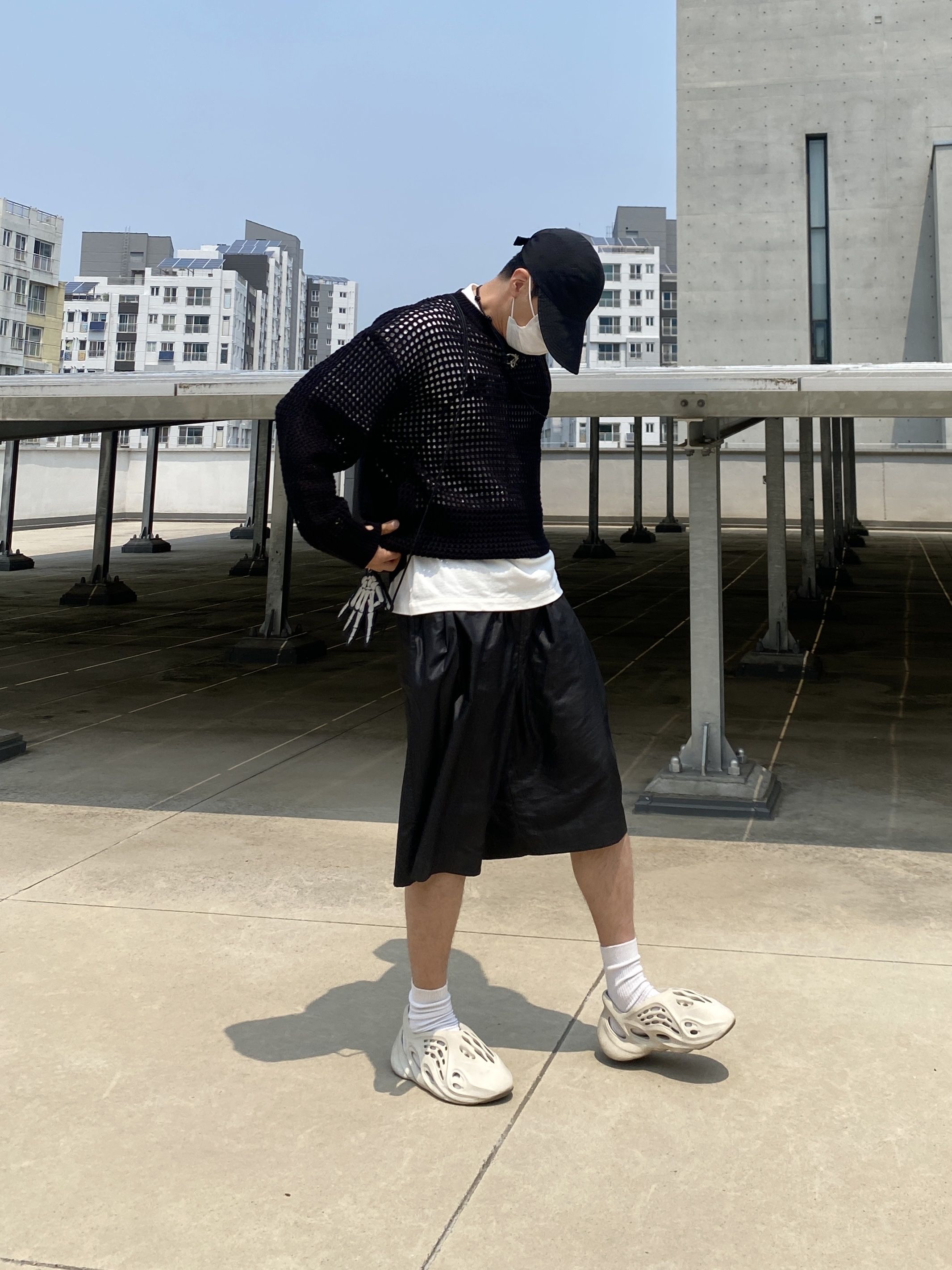 Adidas Yeezy Foam RNNR Sand, Jil Sander Logo T-Shirt Natural - 22SS 착용 스타일 - 2