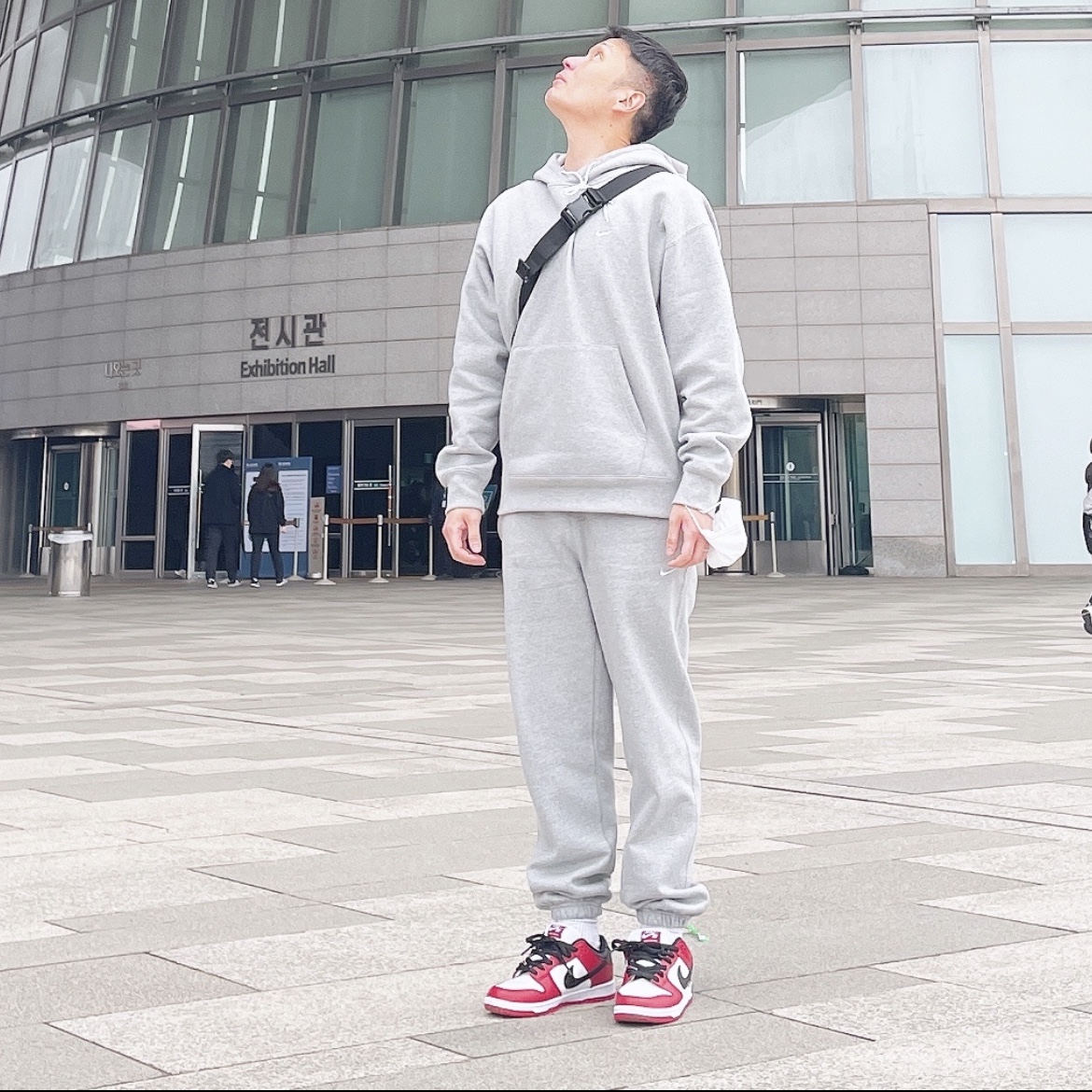 Nike SB Dunk Low Pro Chicago, Nike NRG Solo Swoosh Fleece Hoodie Dark Grey Heather - Asia 착용 스타일