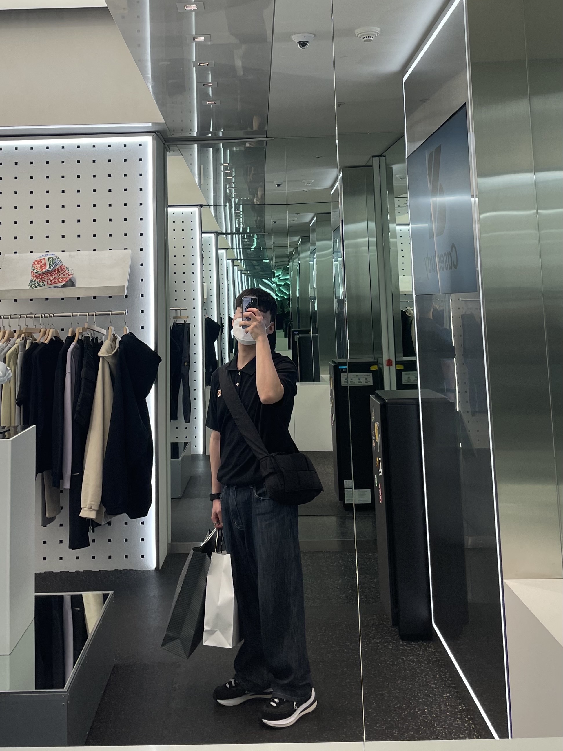 Bottega Veneta Padded Tech Cassette Black, Nike x Sacai x Jean Paul Gaultier VaporWaffle Black White 착용 스타일