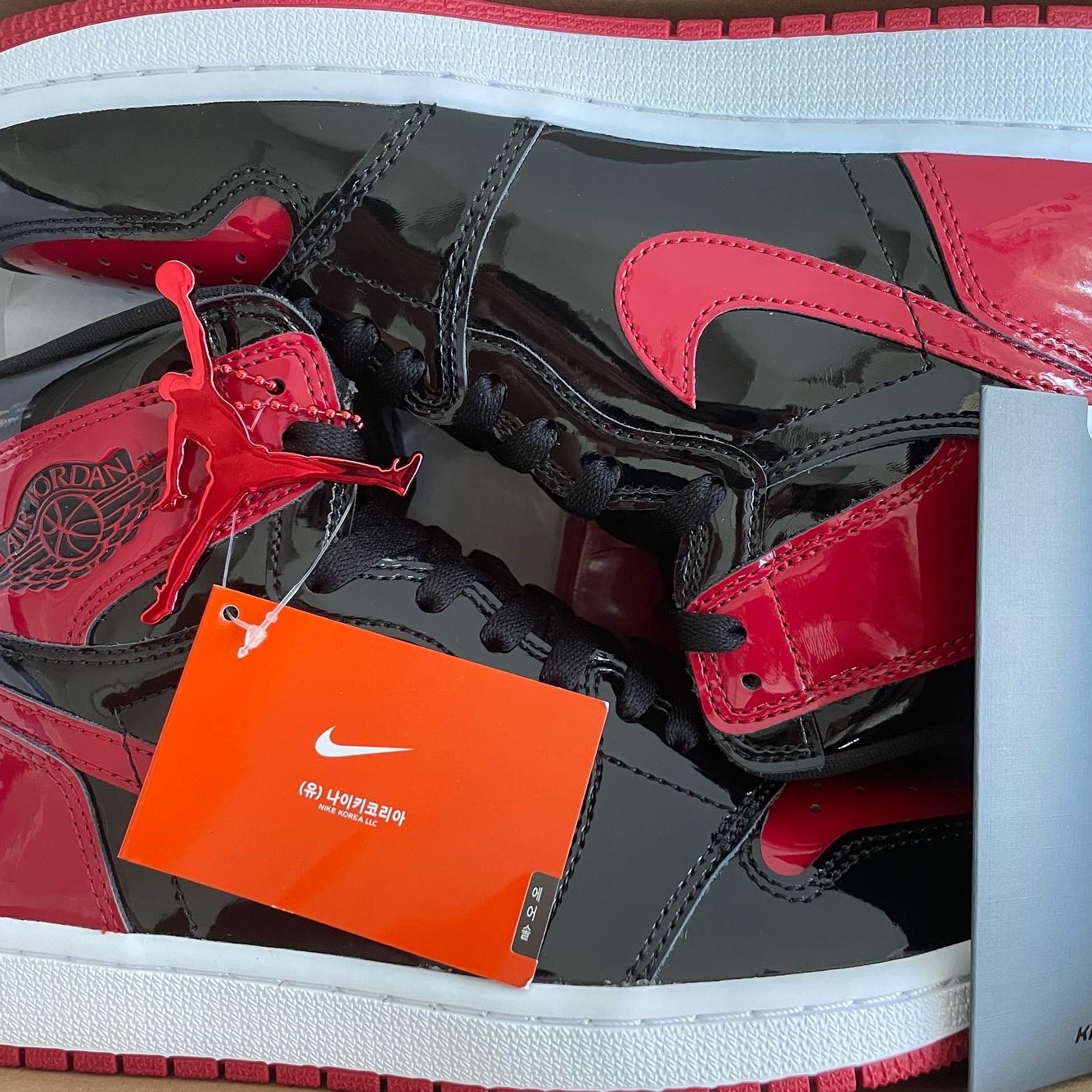 Jordan 1 Retro High OG Patent Bred 착용 스타일 - 3