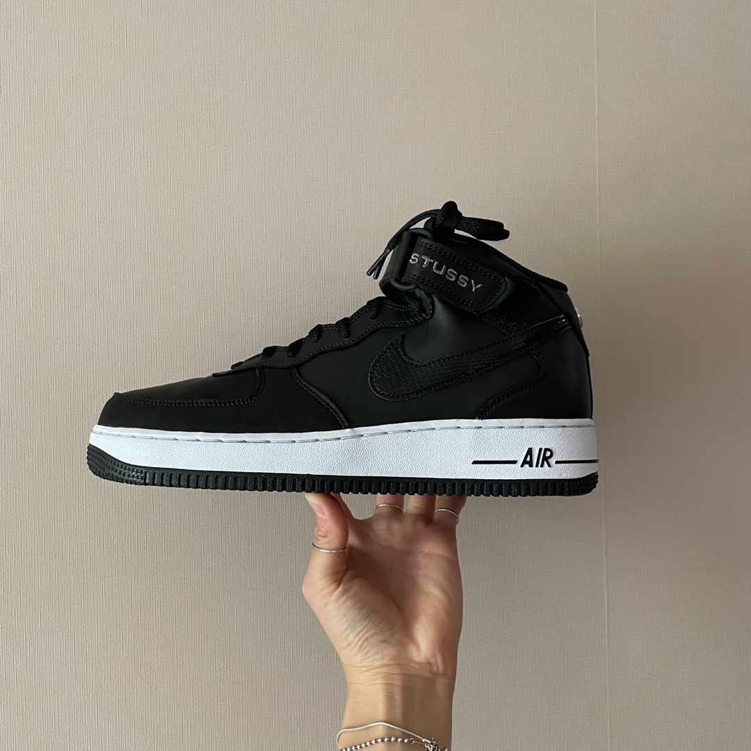 Nike x Stussy Air Force 1 '07 Mid SP Black 착용 스타일 - 1