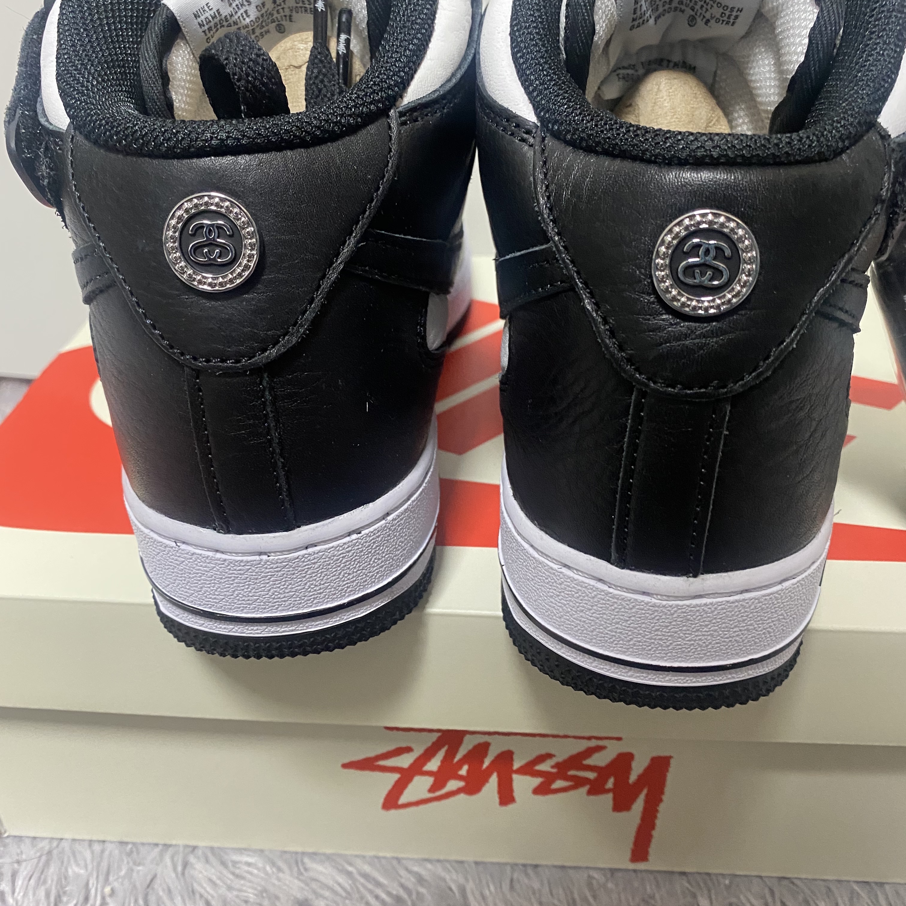 Nike x Stussy Air Force 1 '07 Mid SP Black and Light Bone 착용 스타일 - 2
