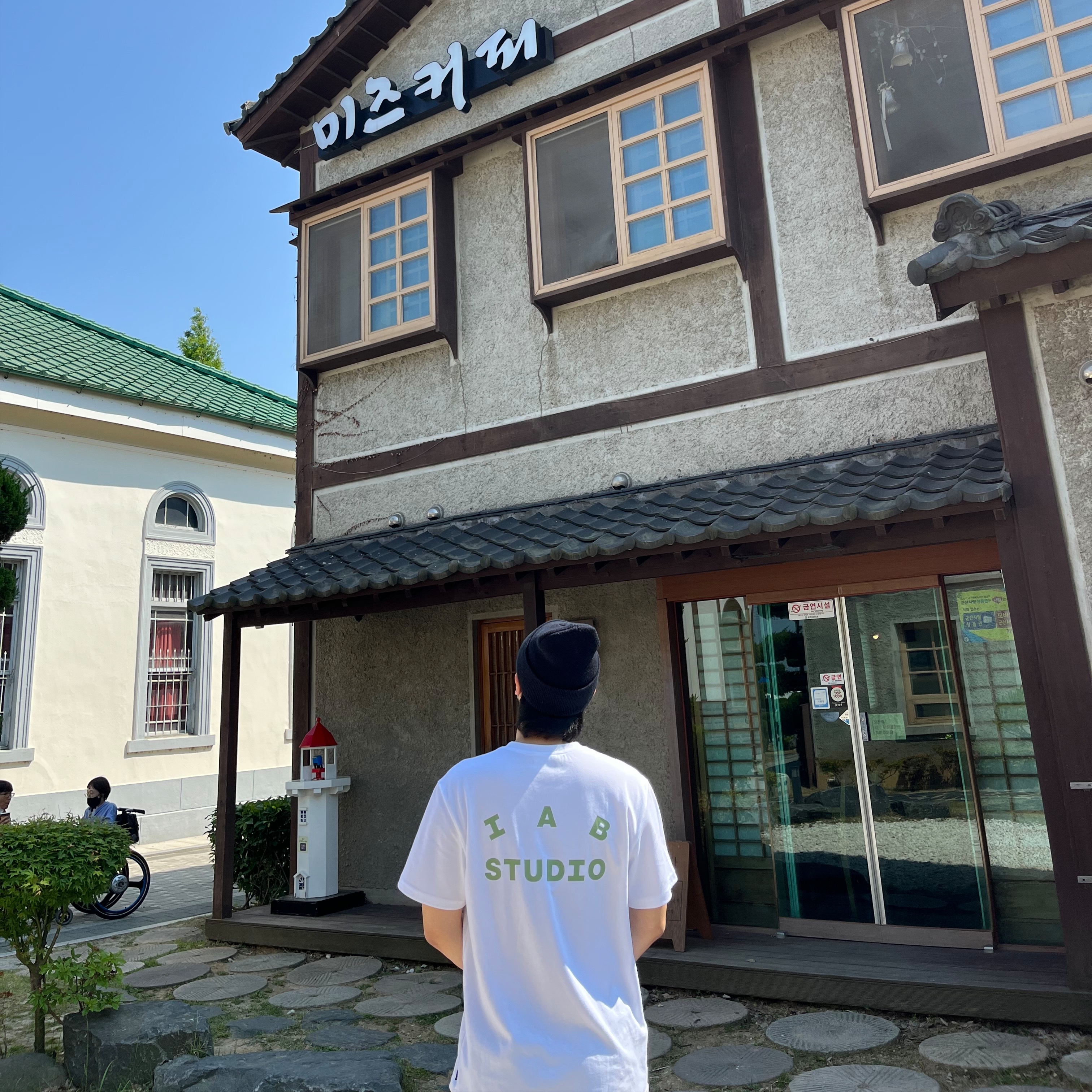 IAB Studio T-Shirt White Light Green 착용 스타일