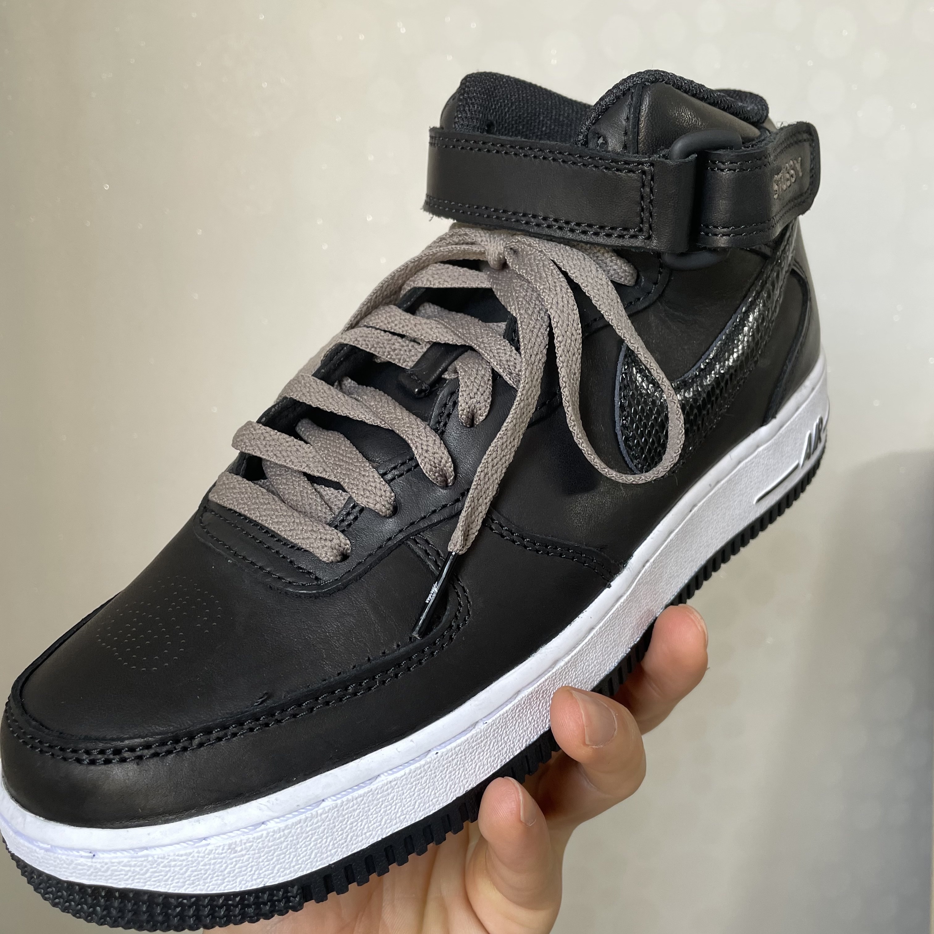 Nike x Stussy Air Force 1 '07 Mid SP Black 착용 스타일 - 2