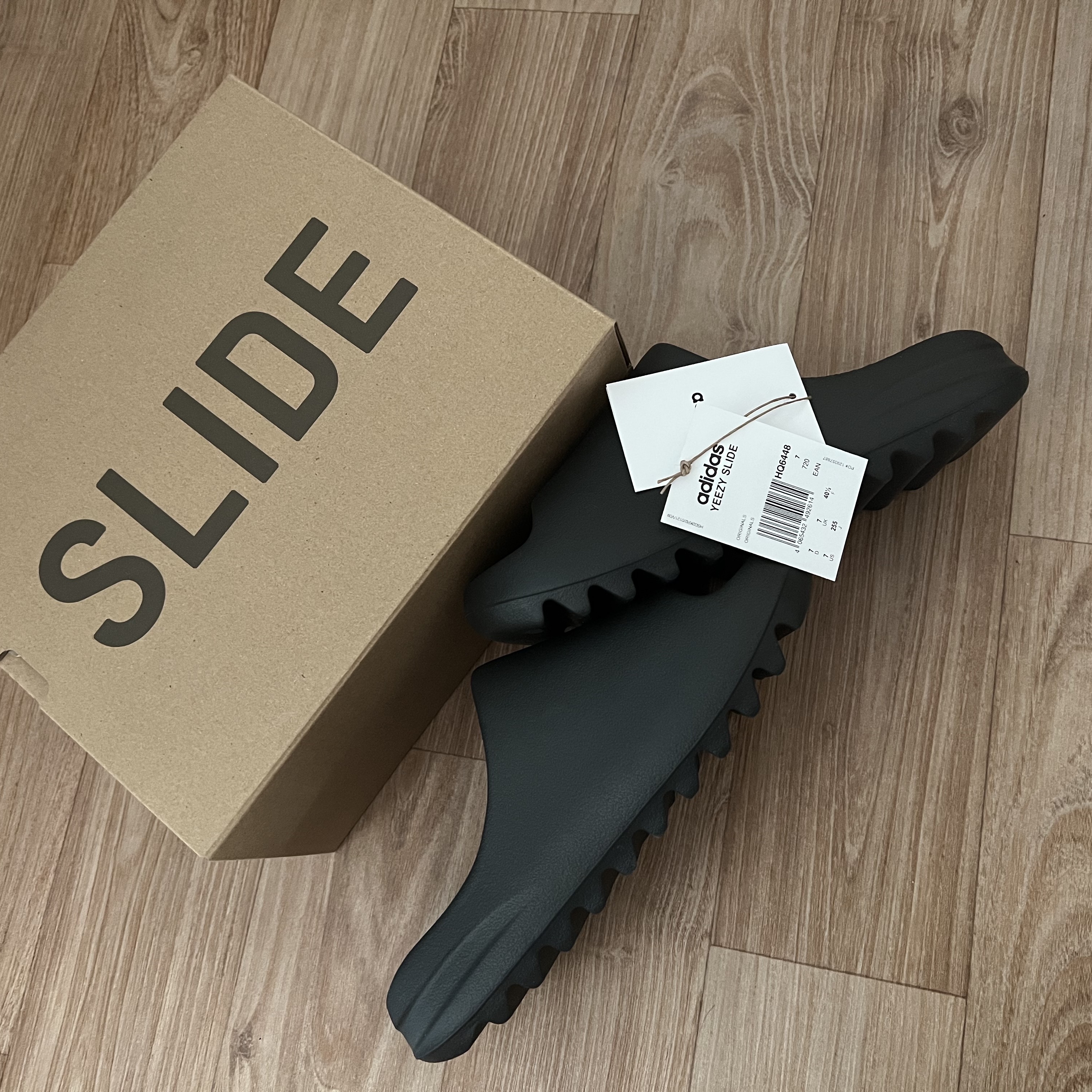 Adidas Yeezy Slide Onyx 착용 스타일