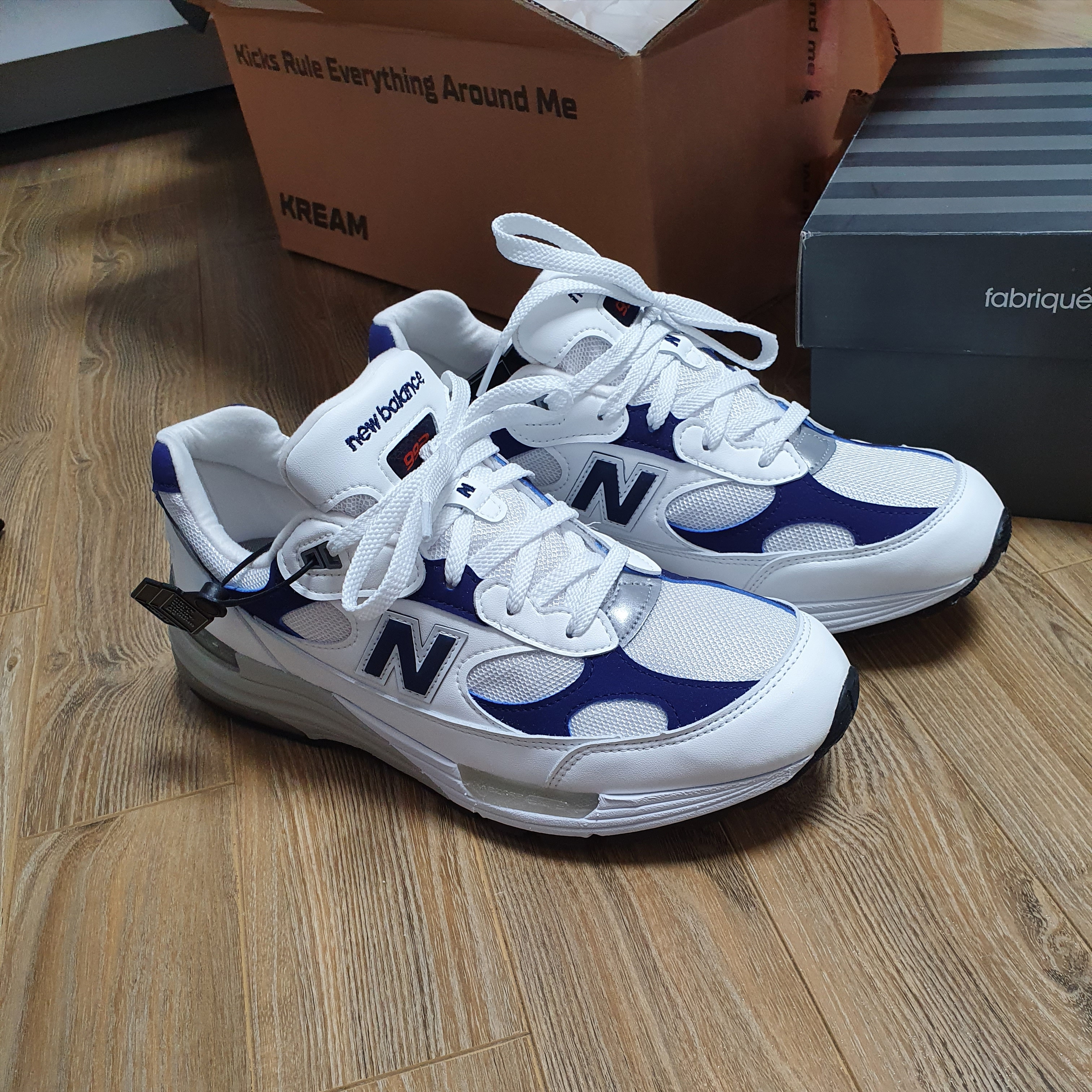 New Balance 992 Made in USA White Navy 착용 스타일