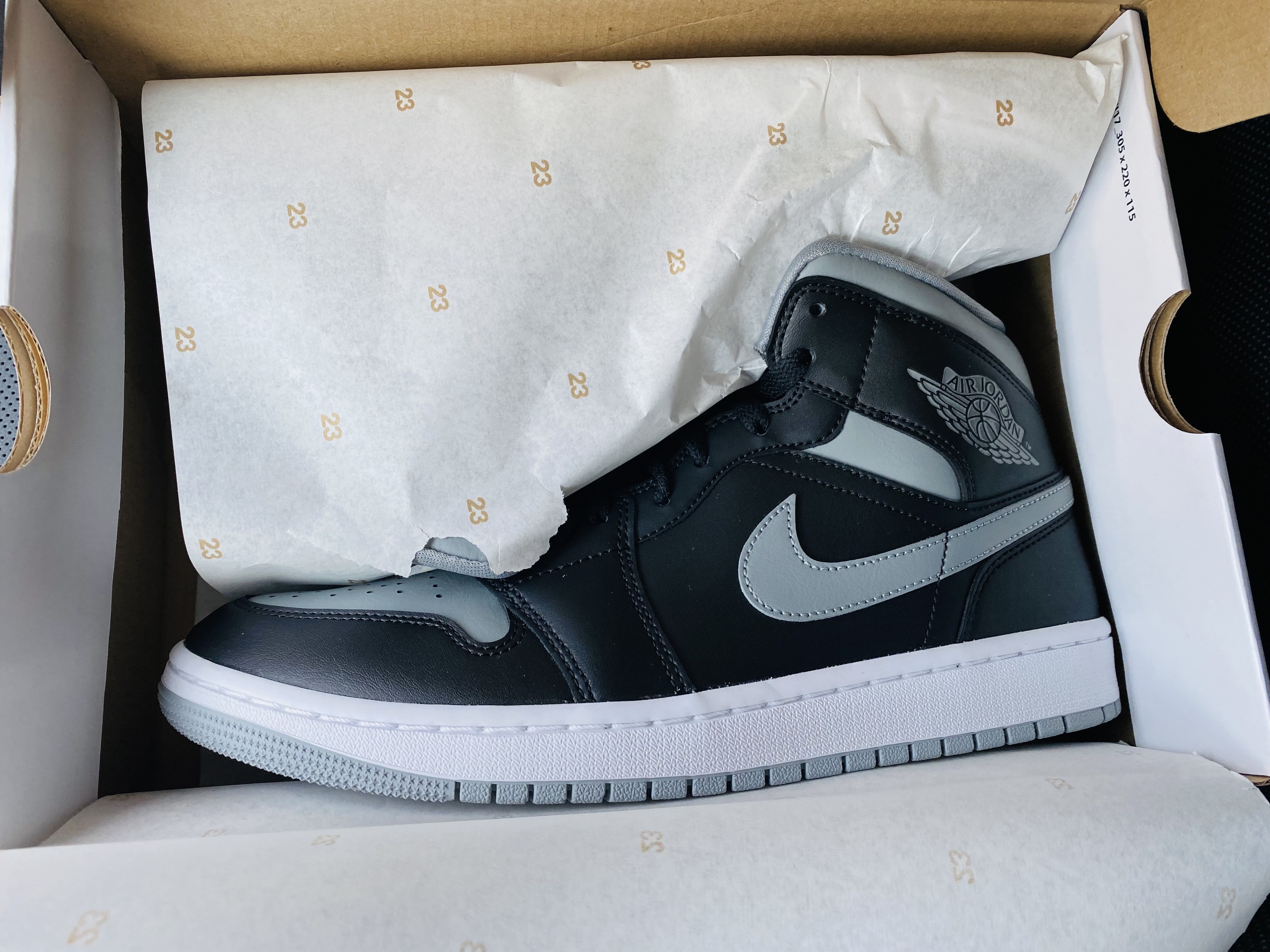 (W) Jordan 1 Mid Black Particle Grey 착용 스타일 - 2