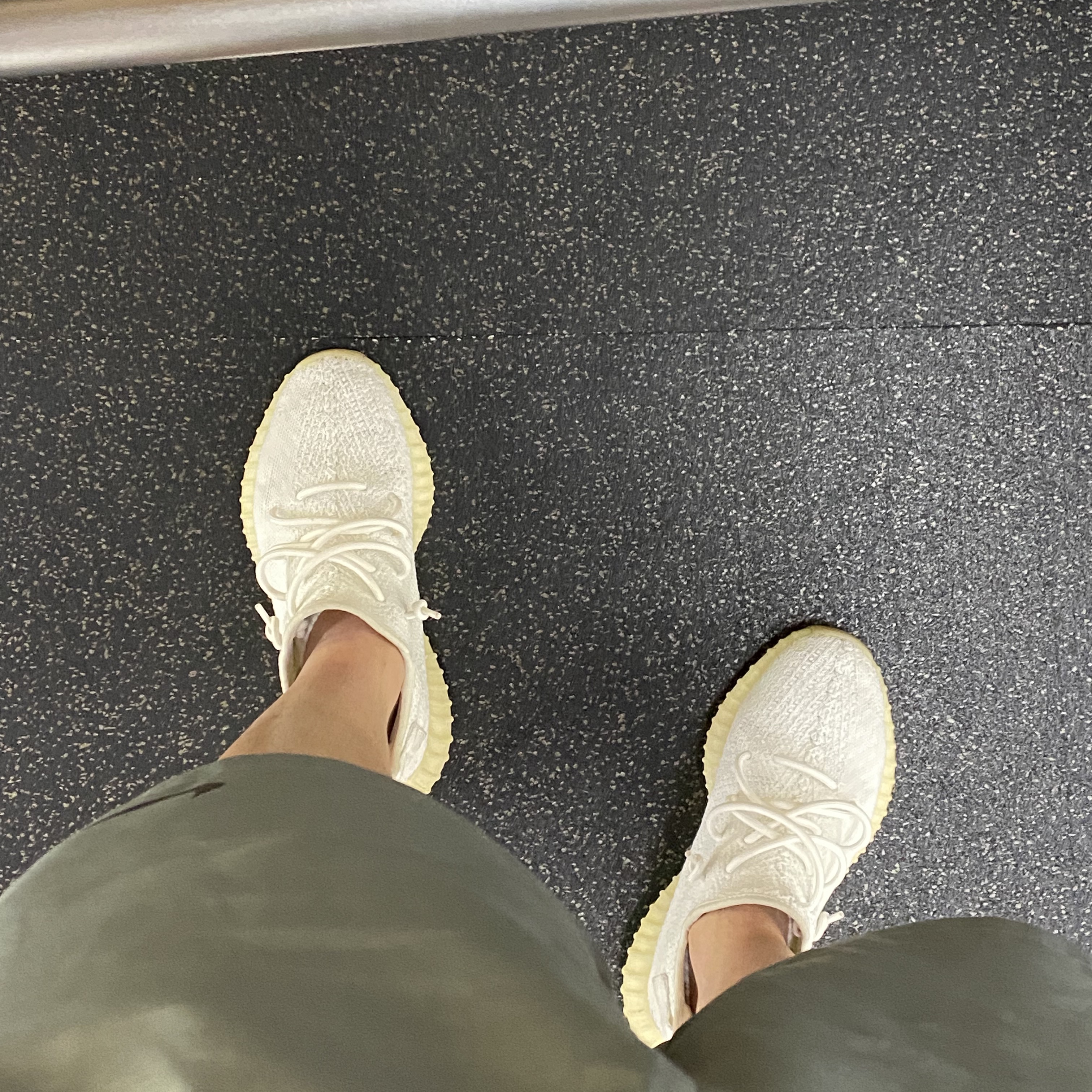Adidas Yeezy Boost 350 V2 Cream/Triple White 착용 스타일 - 1