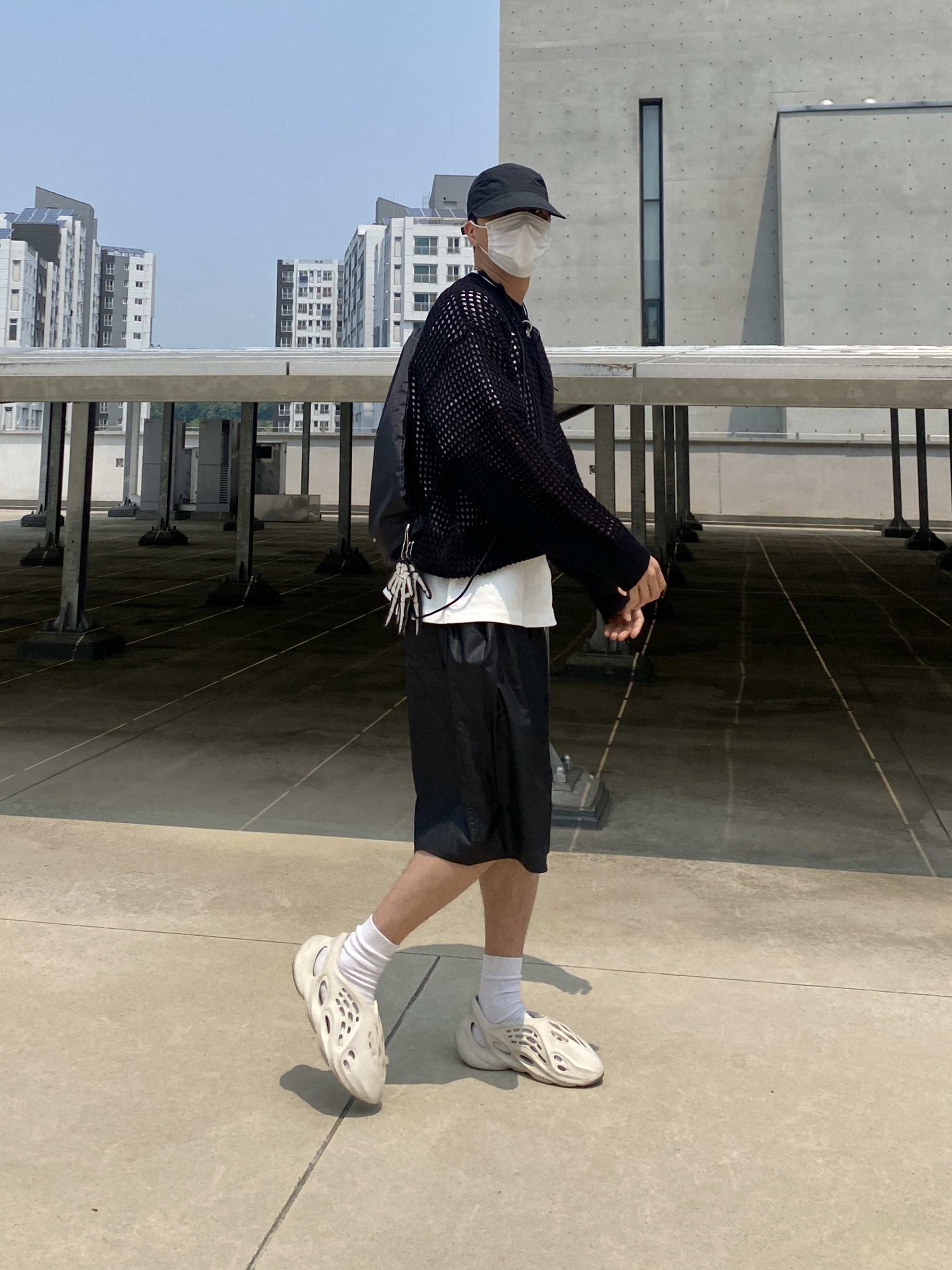 Adidas Yeezy Foam RNNR Sand, Jil Sander Logo T-Shirt Natural - 22SS 착용 스타일 - 1