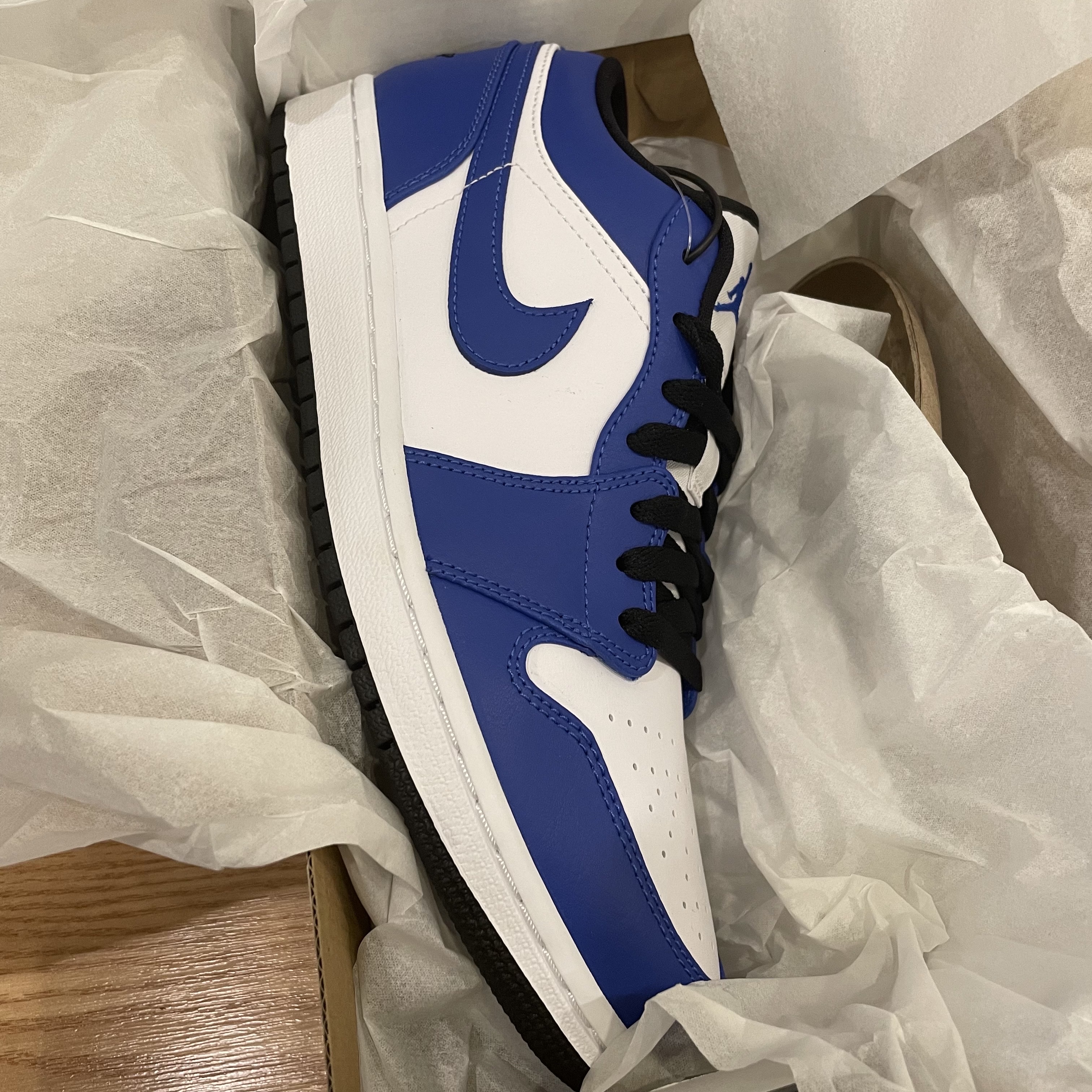 Jordan 1 Low Hyper Royal 착용 스타일 - 1