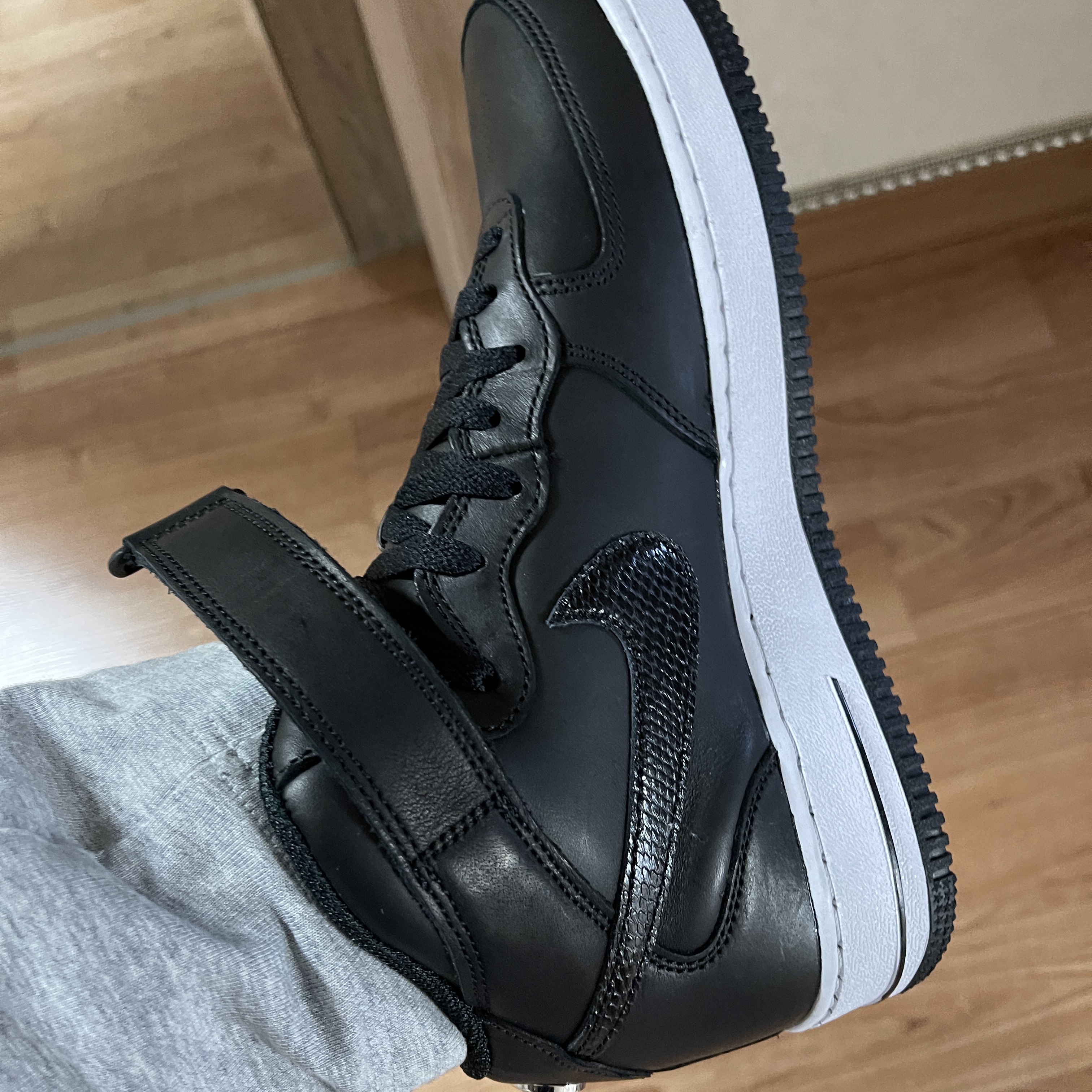 Nike x Stussy Air Force 1 '07 Mid SP Black 착용 스타일 - 5