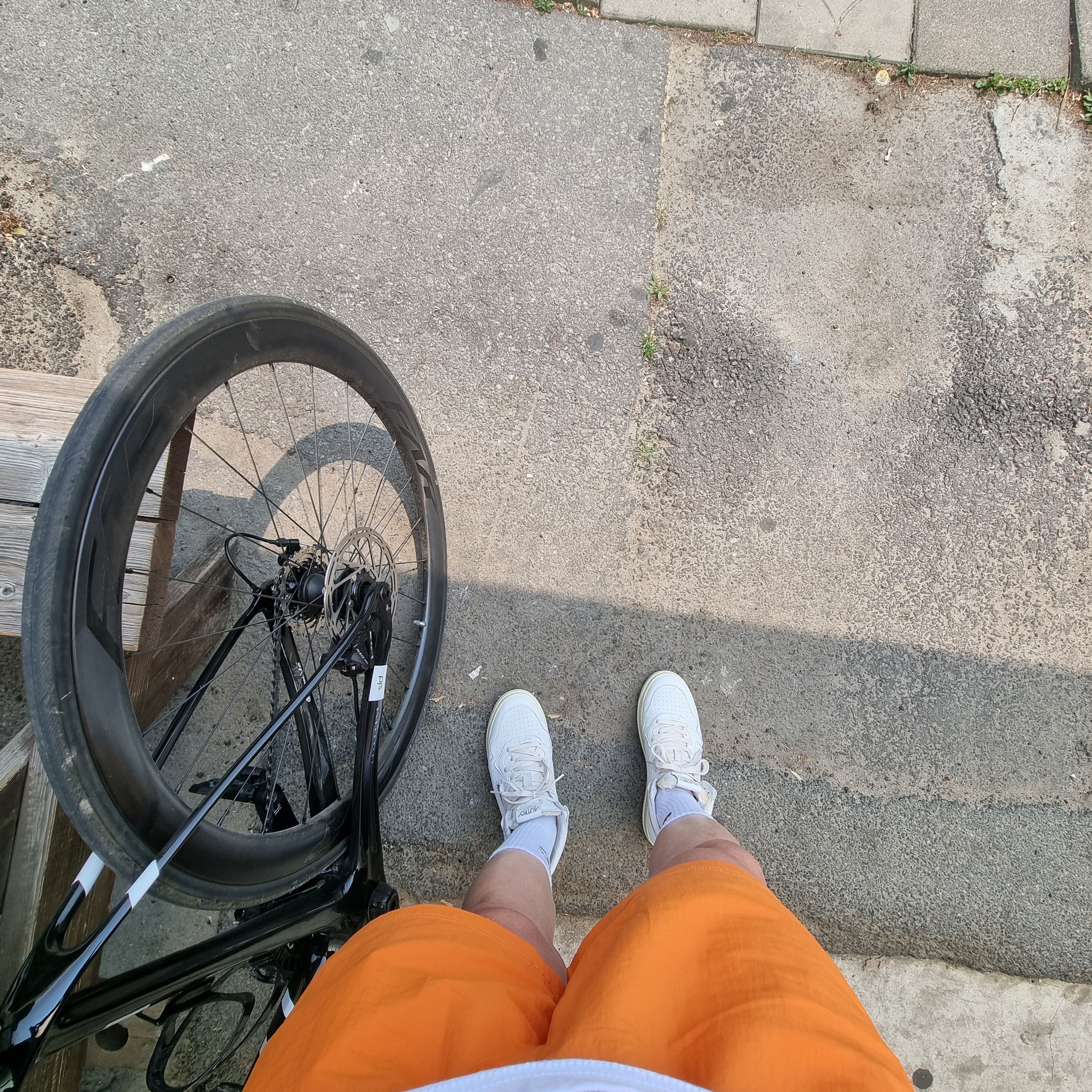 Autry Medalist Mid Goatskin Sneakers White 착용 스타일