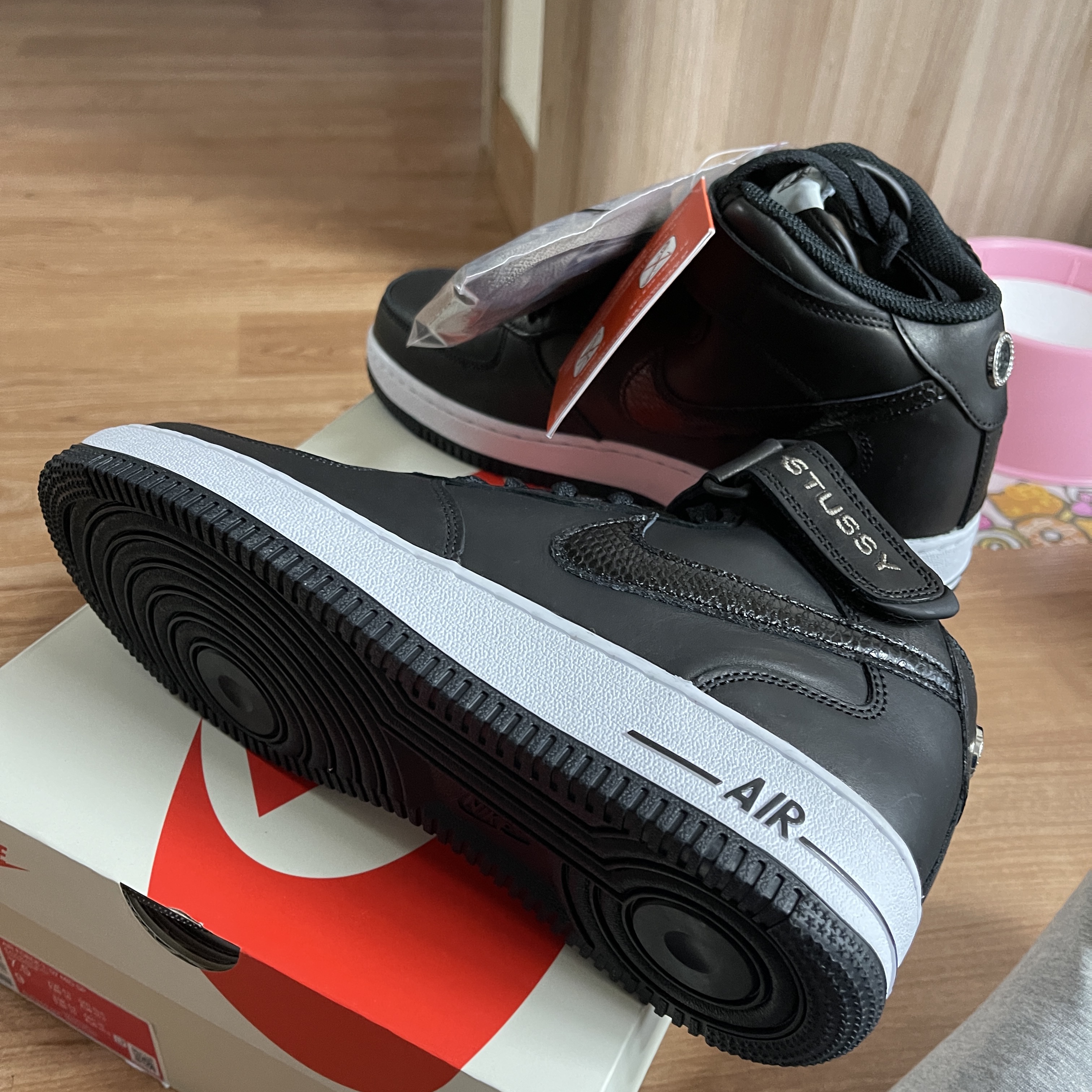 Nike x Stussy Air Force 1 '07 Mid SP Black 착용 스타일 - 3