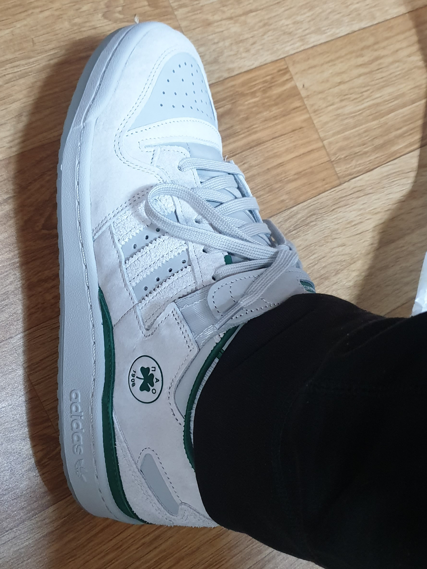 Adidas x BSTN Forum 84 Low Panathinaikos 착용 스타일 - 2