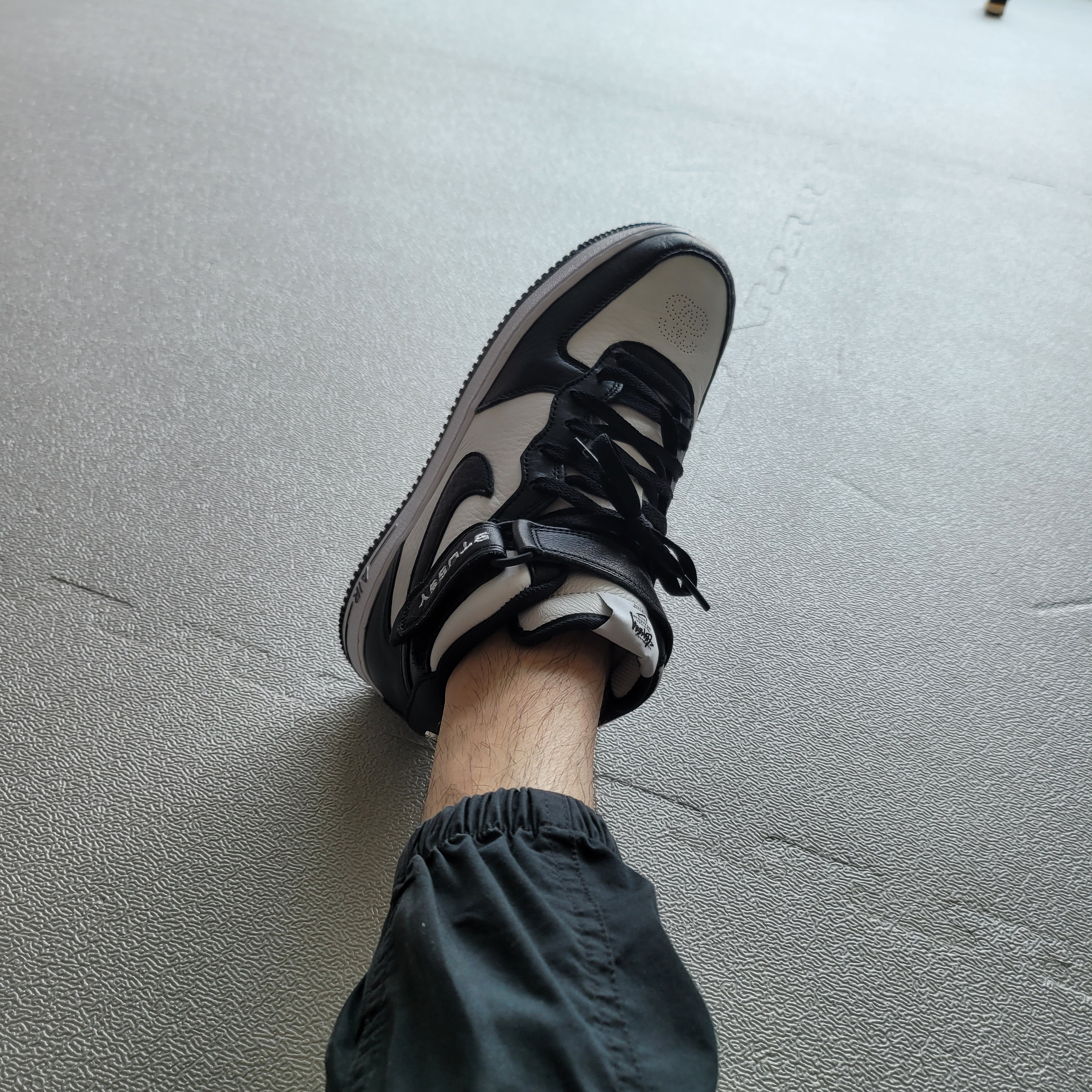 Nike x Stussy Air Force 1 '07 Mid SP Black and Light Bone 착용 스타일