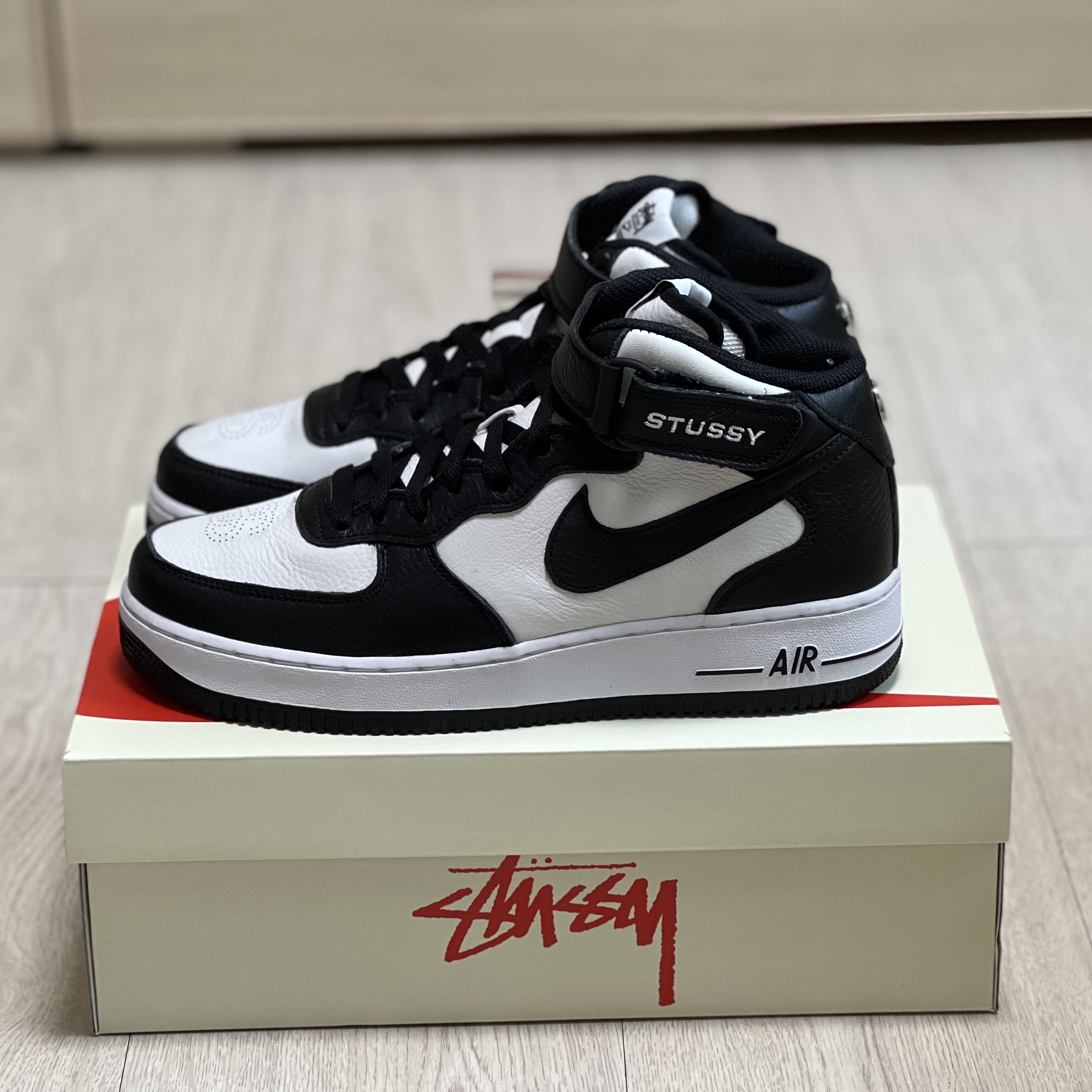 Nike x Stussy Air Force 1 '07 Mid SP Black and Light Bone 착용 스타일 - 1