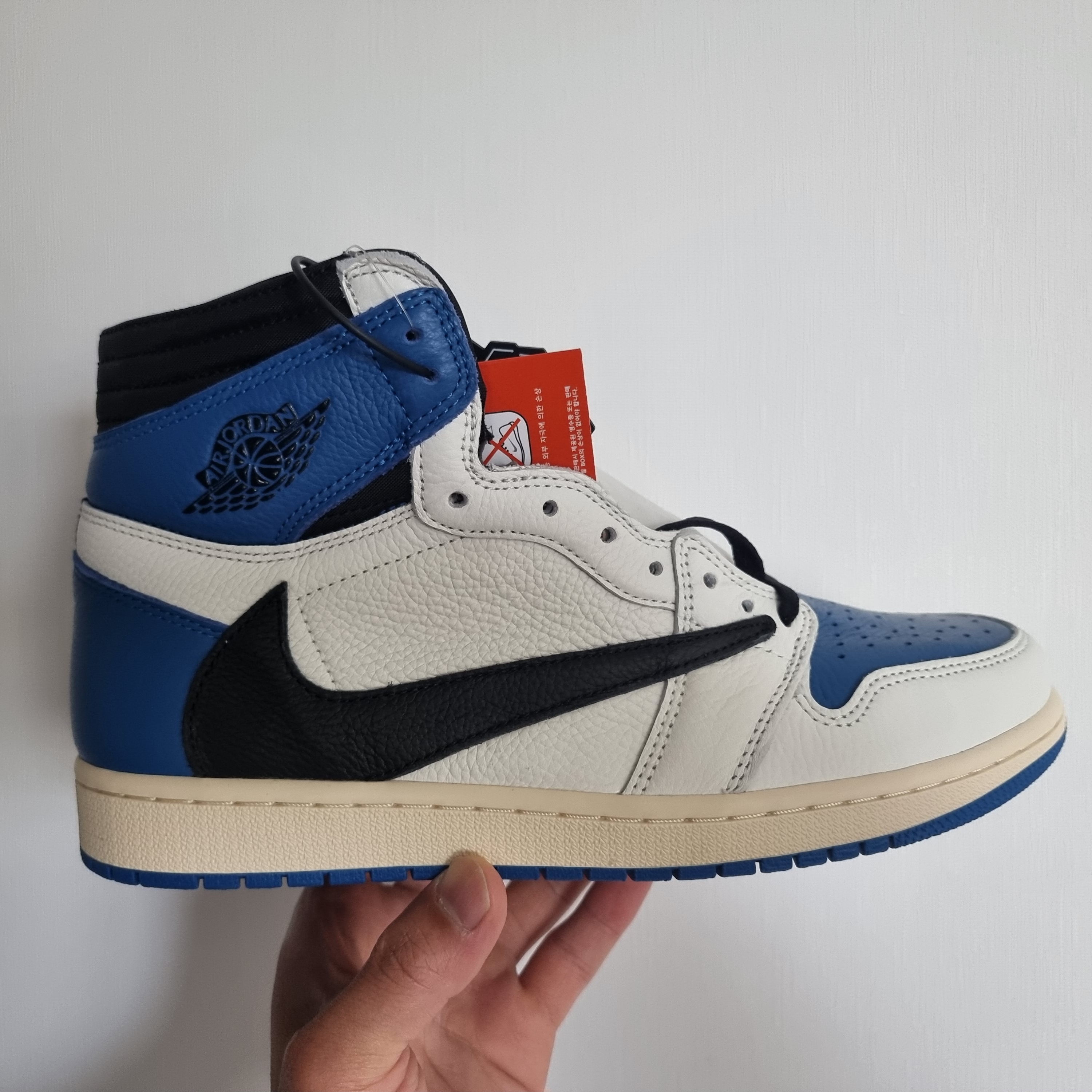 Jordan 1 x Travis Scott x Fragment Retro High OG SP Military Blue 착용 스타일