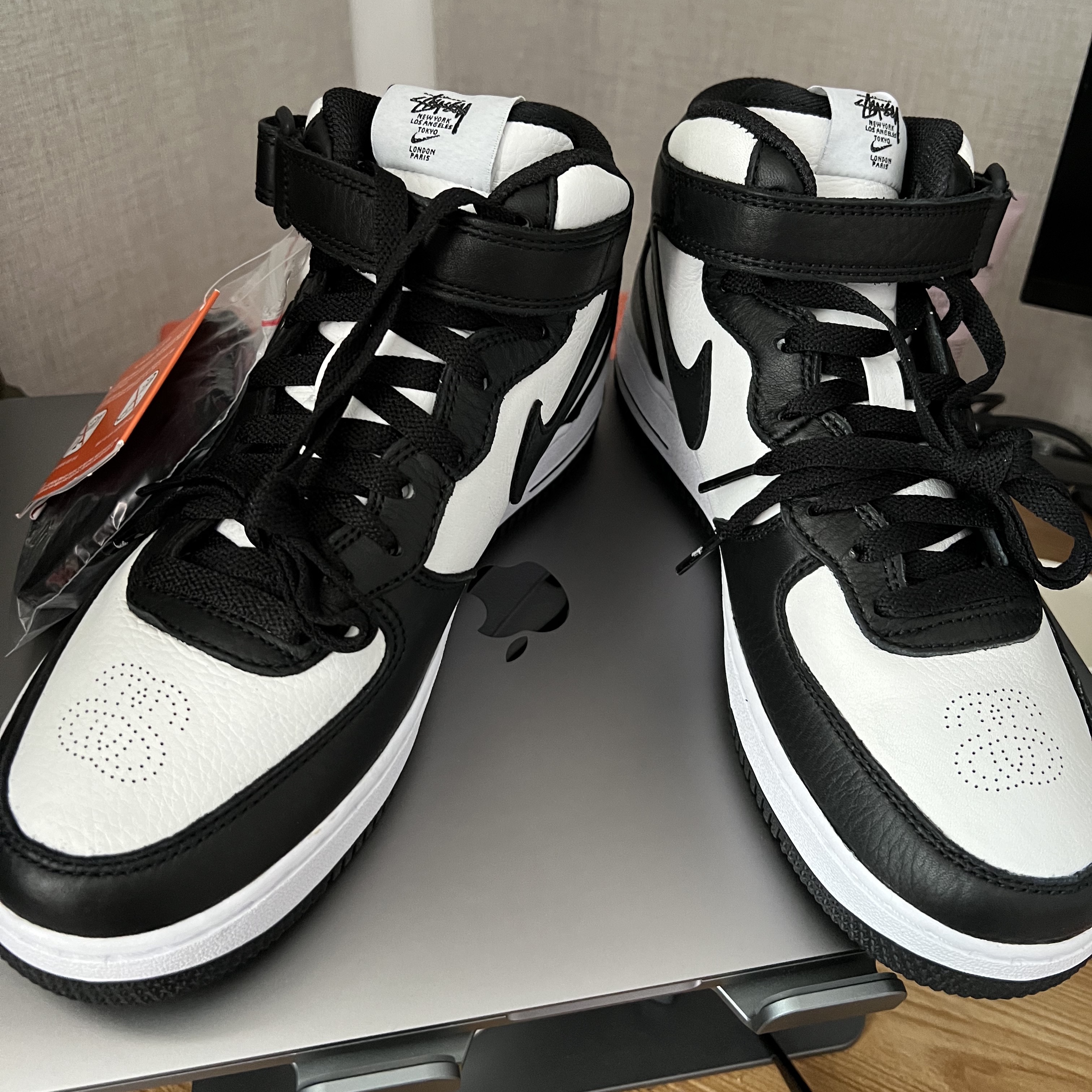 Nike x Stussy Air Force 1 '07 Mid SP Black and Light Bone 착용 스타일