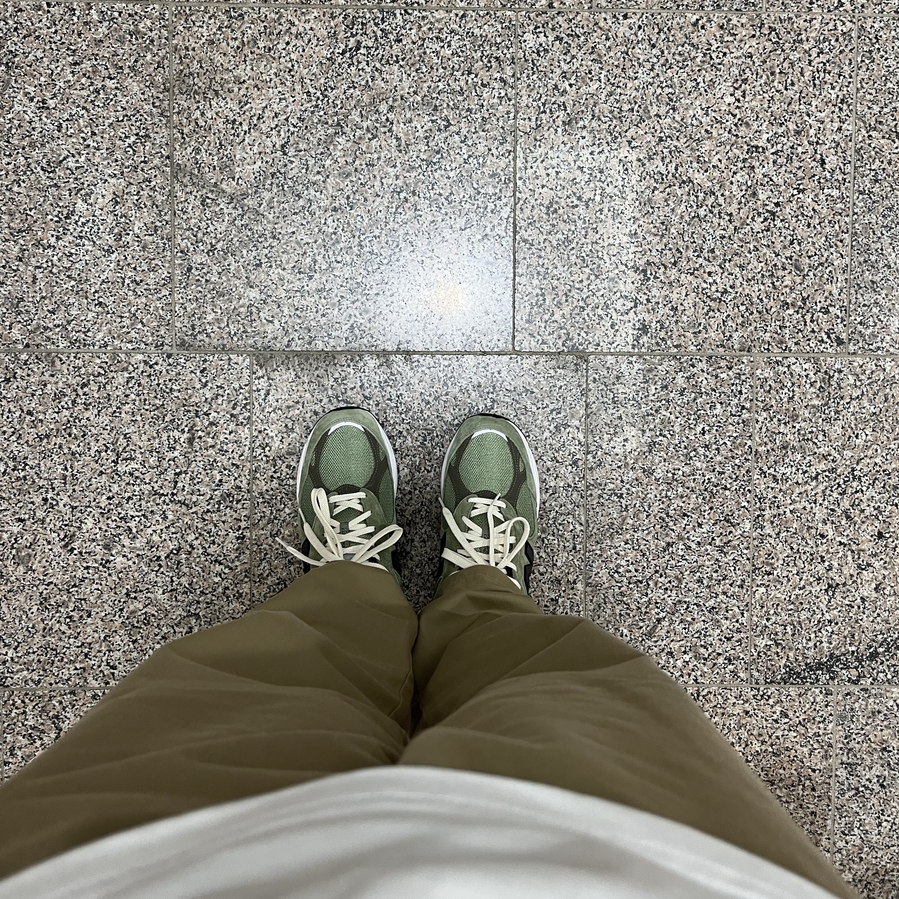 New Balance x JJJJound 990v3 Olive 착용 스타일