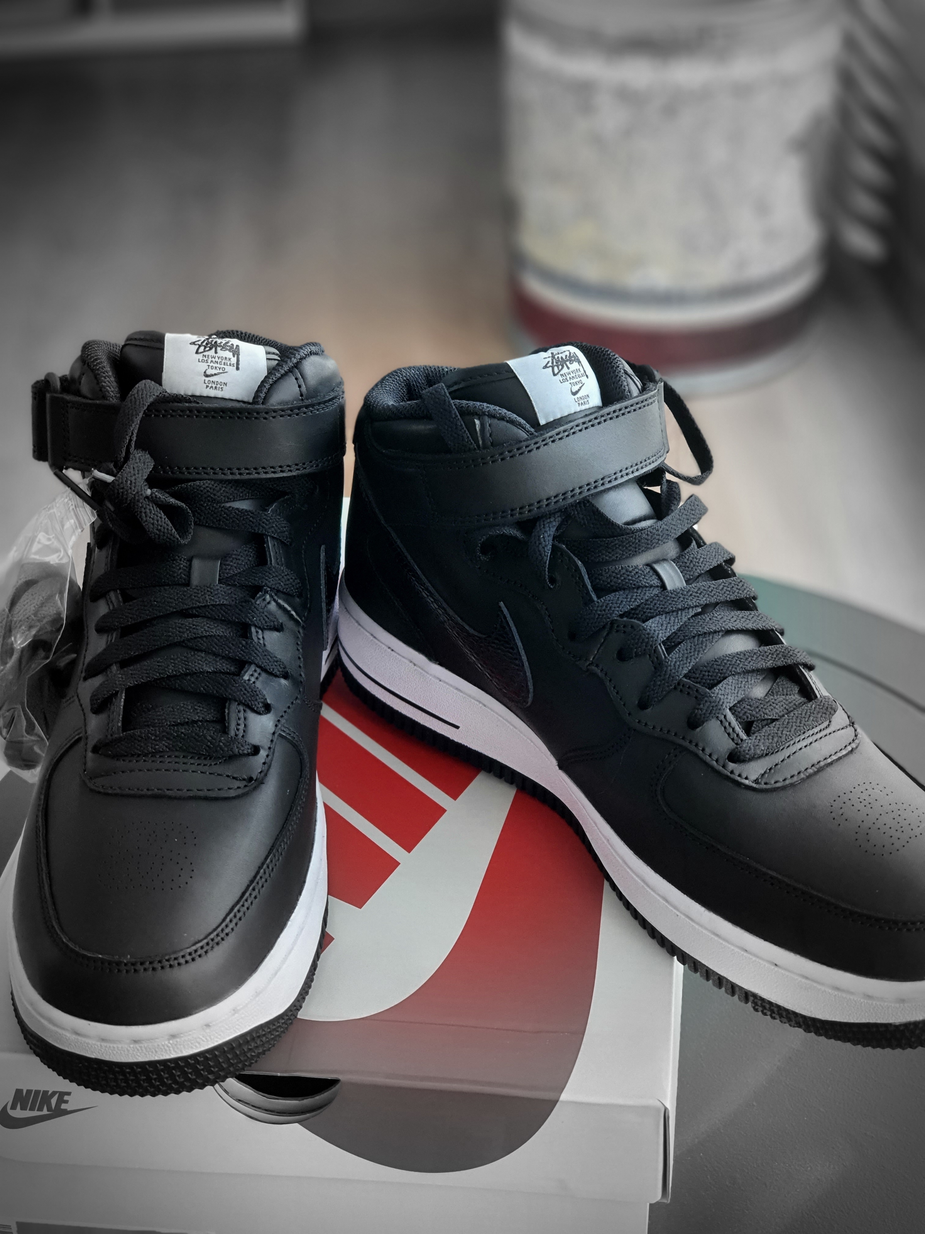Nike x Stussy Air Force 1 '07 Mid SP Black 착용 스타일 - 2