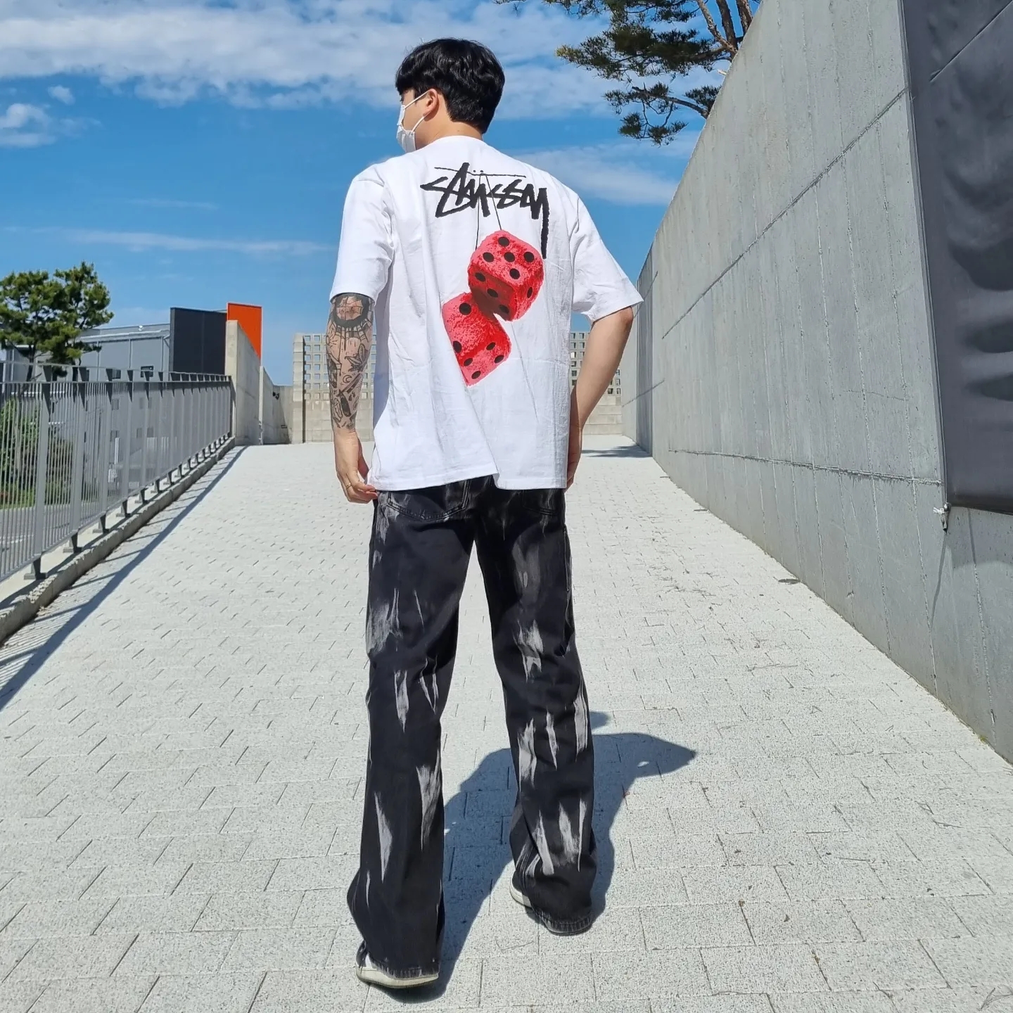 Stussy Fuzzy Dice T-Shirt White, Jordan 1 Retro High OG Black Mocha 착용 스타일 - 1