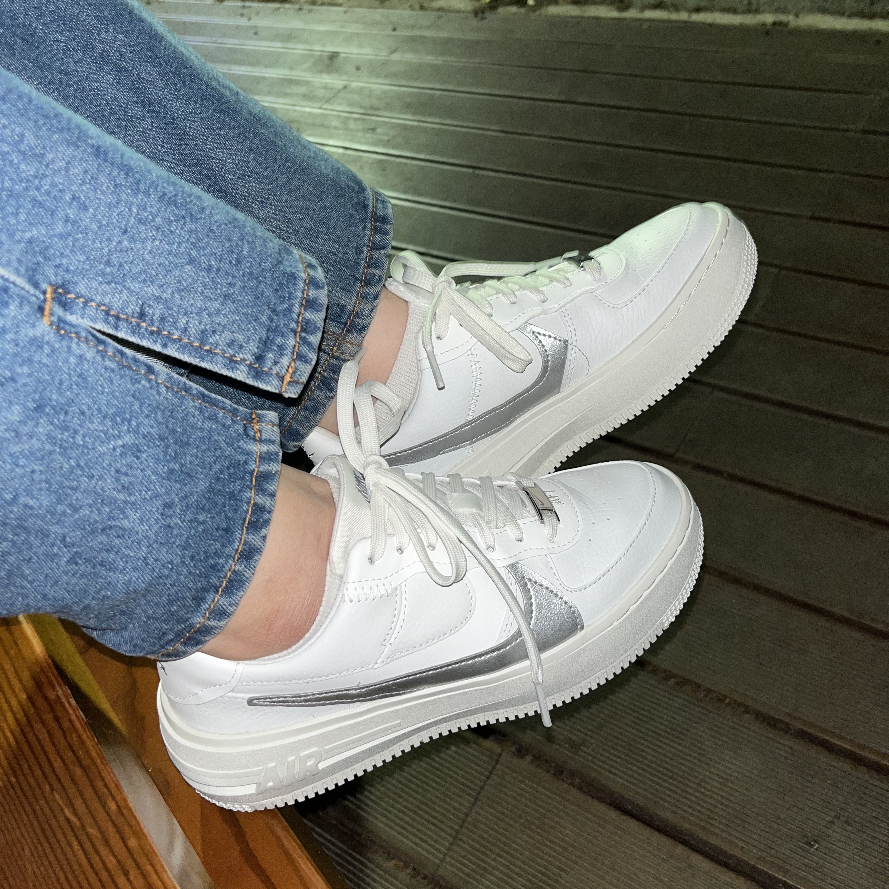 (W) Nike Air Force 1 PLT.AF.ORM Summit White Metallic Silver 착용 스타일 - 1