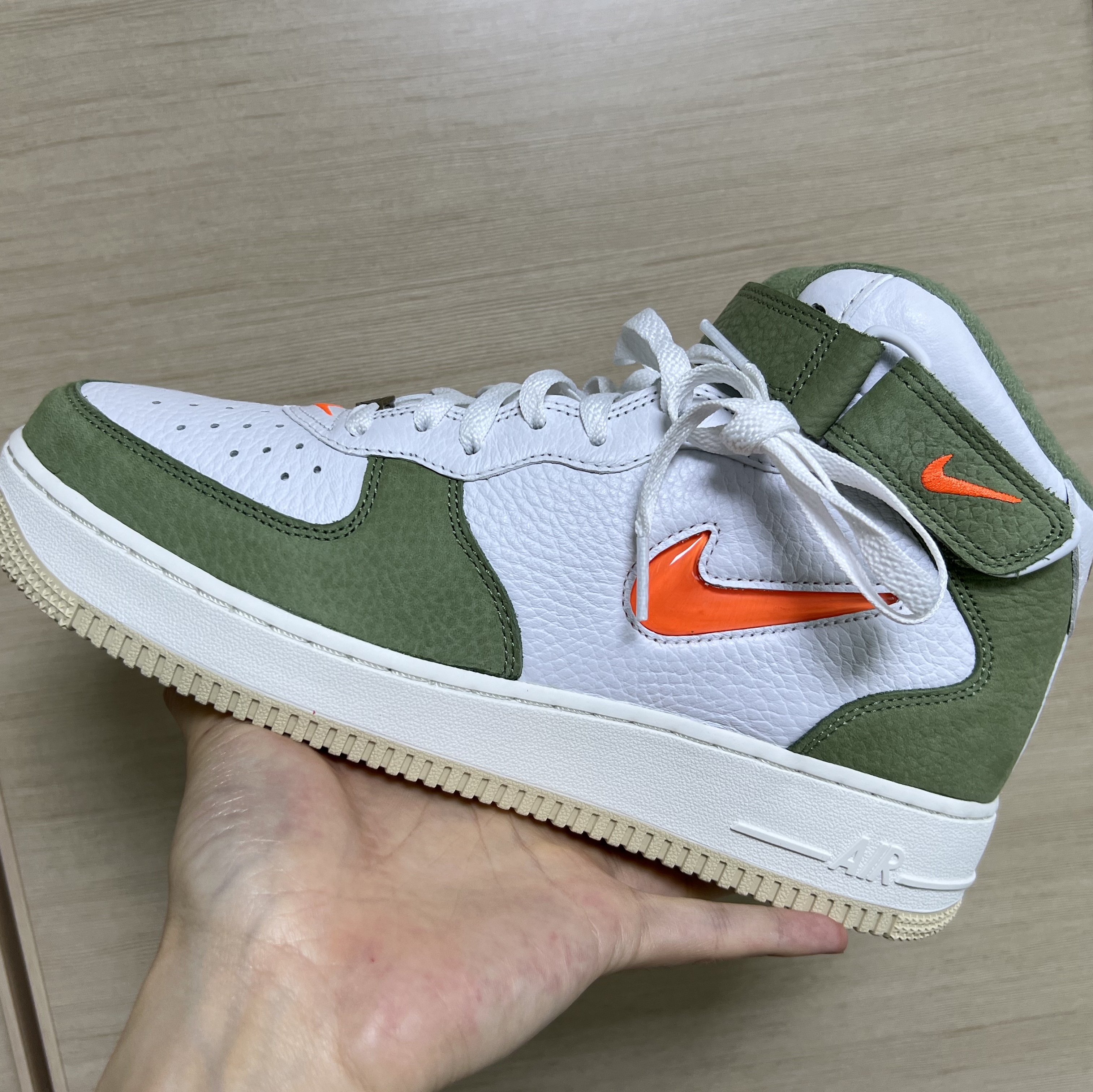 Nike Air Force 1 Mid '07 QS Olive Green and Total Orange 착용 스타일 - 1