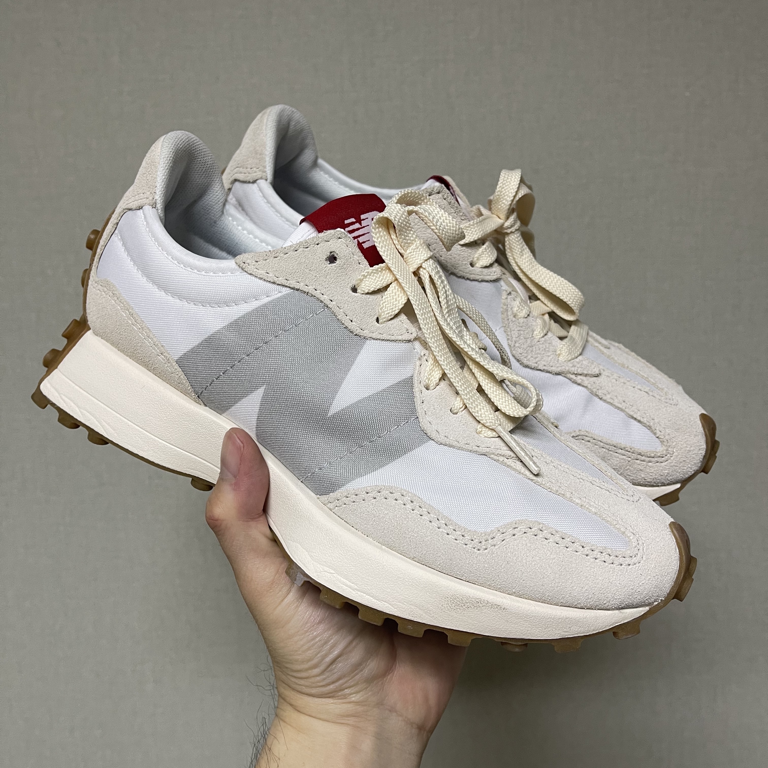 New Balance 327 White Silver Gum 착용 스타일 - 3