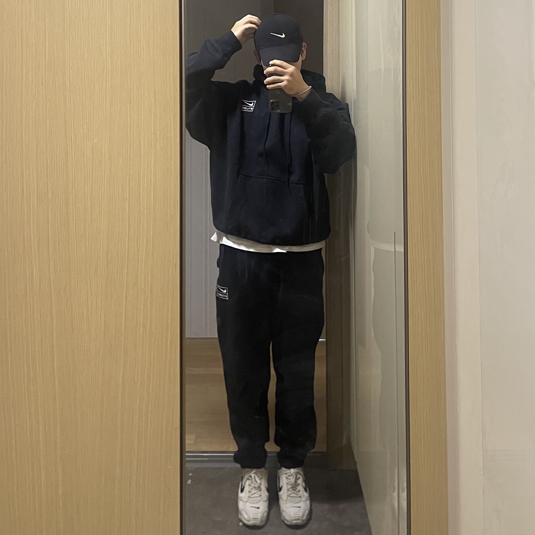 Nike x Stussy NRG RA Washed Pullover Hoodie Black (DN4028-010), Nike x Stussy NRG RA Washed Fleece Pants Black (DN4030-010) 착용 스타일 - 2
