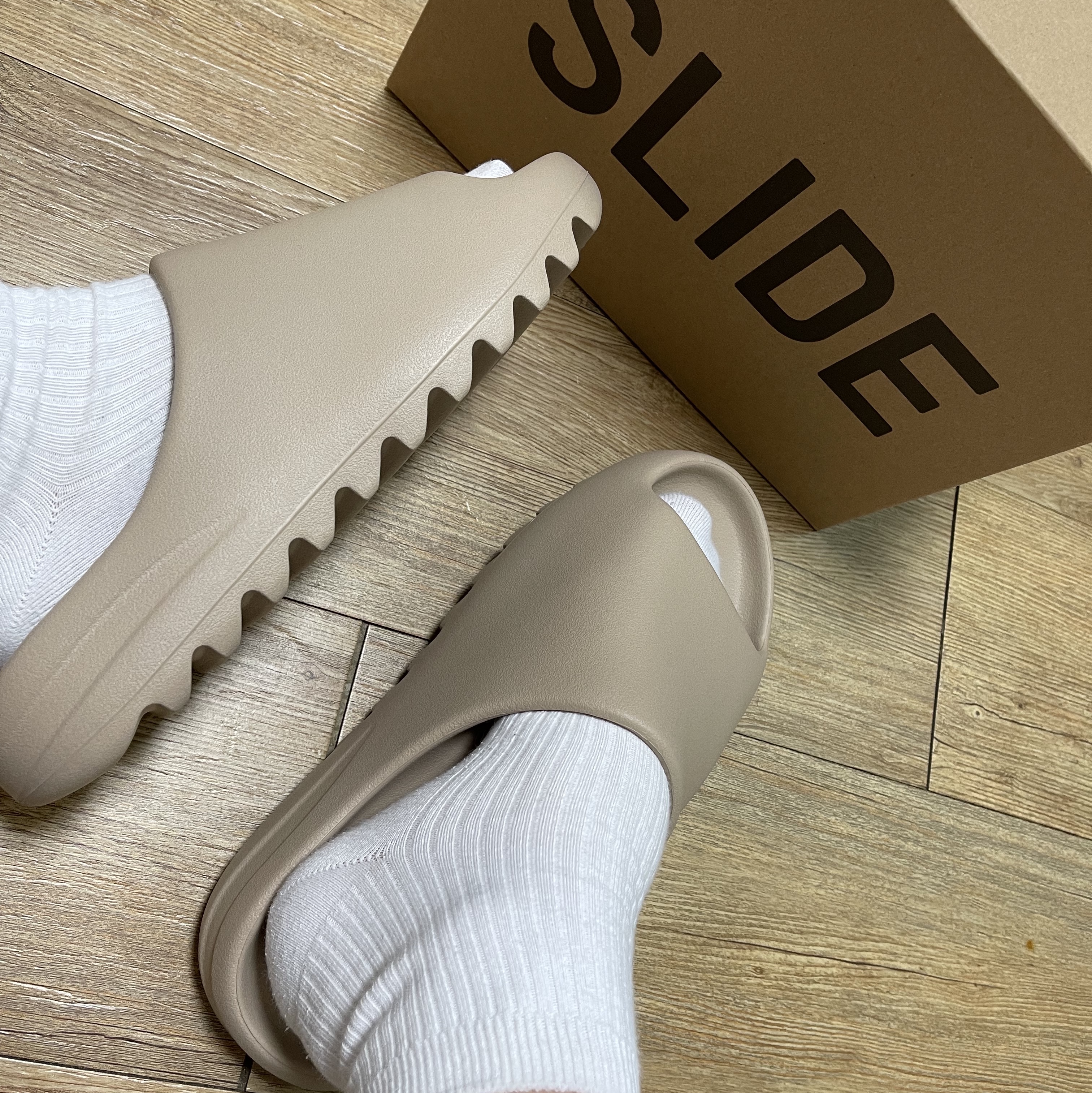 Adidas Yeezy Slide Pure - Re-Release Ver. 착용 스타일