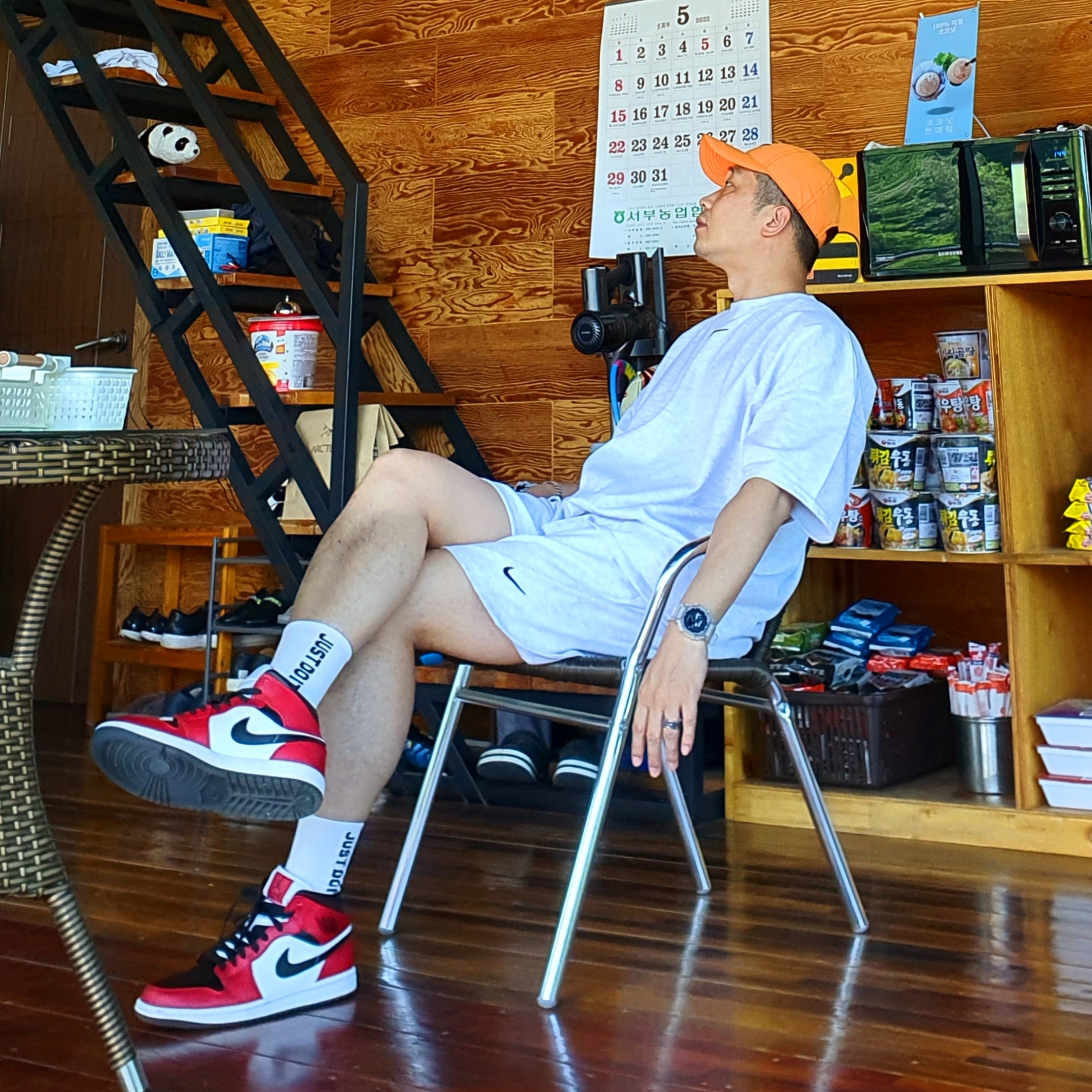 Jordan 1 Mid Chicago Black Toe, Casio G-Shock GA-2100SKE-7A 착용 스타일 - 2