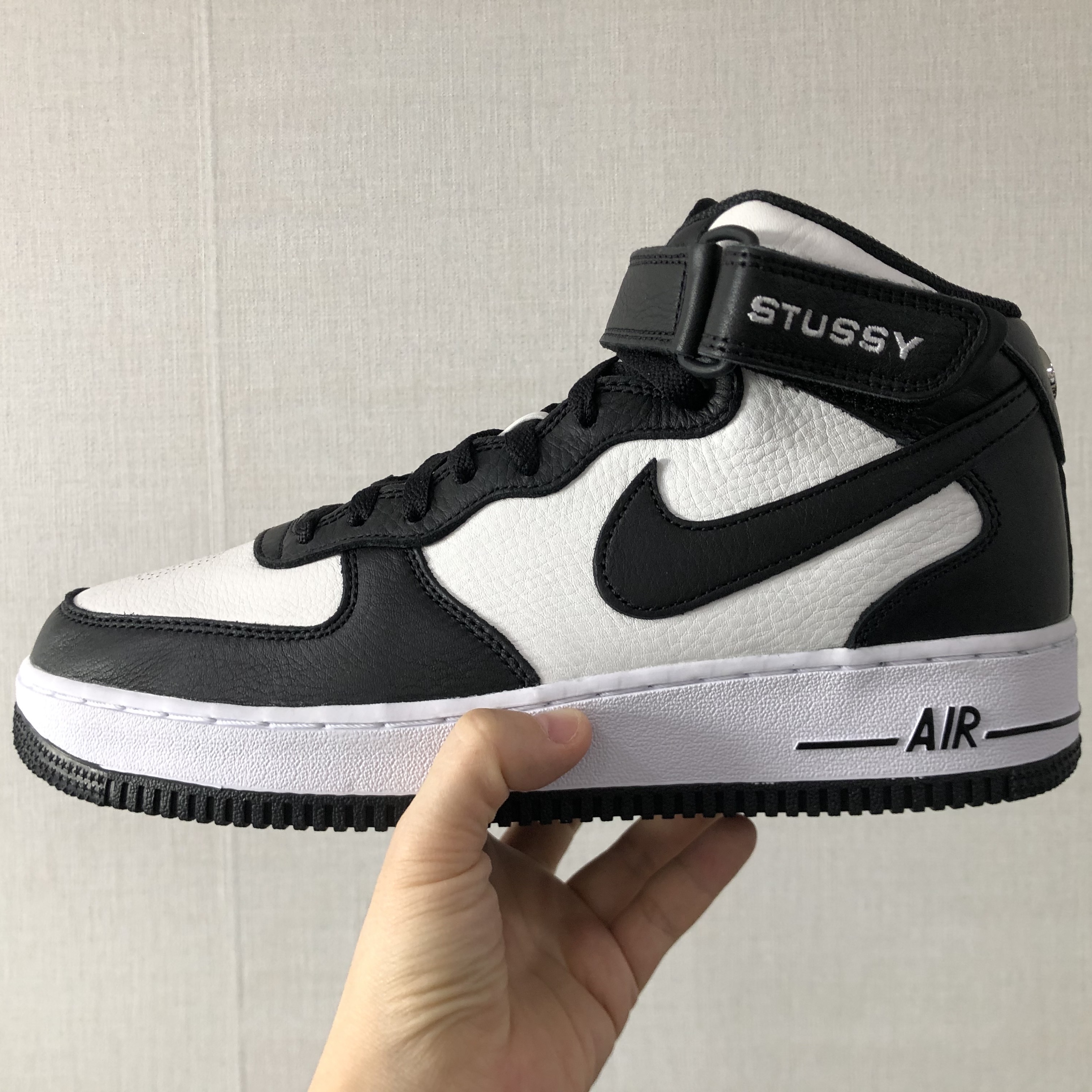 Nike x Stussy Air Force 1 '07 Mid SP Black and Light Bone 착용 스타일