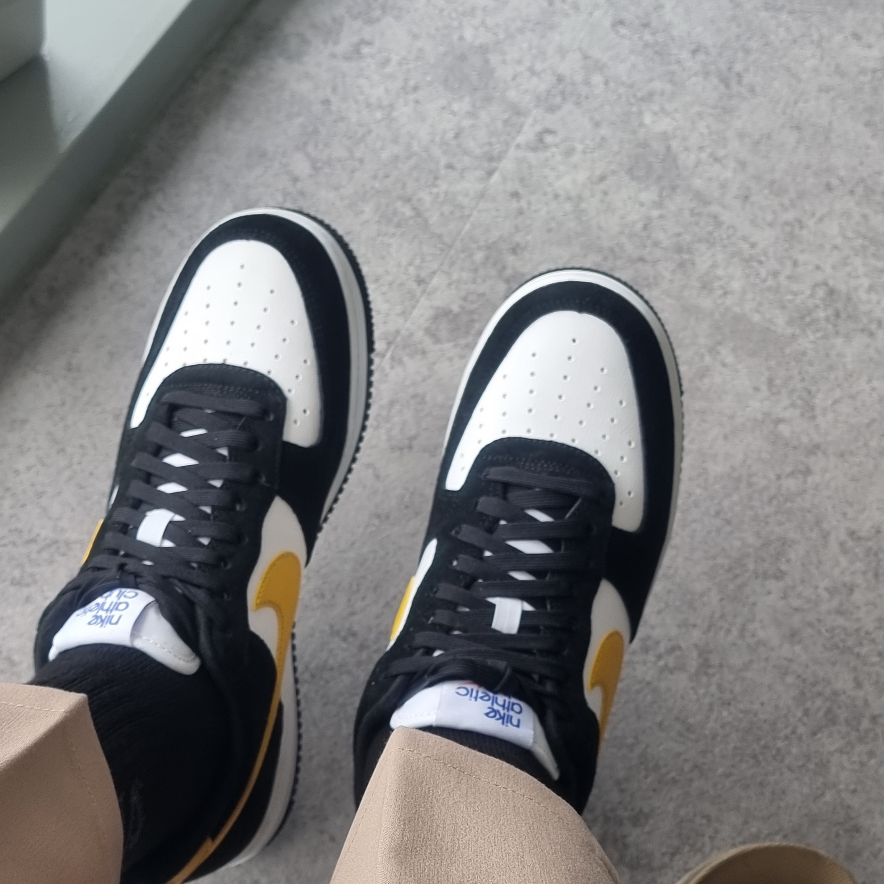 Nike Air Force 1 '07 LV8 Athletic Club Black Dark Sulfur 착용 스타일