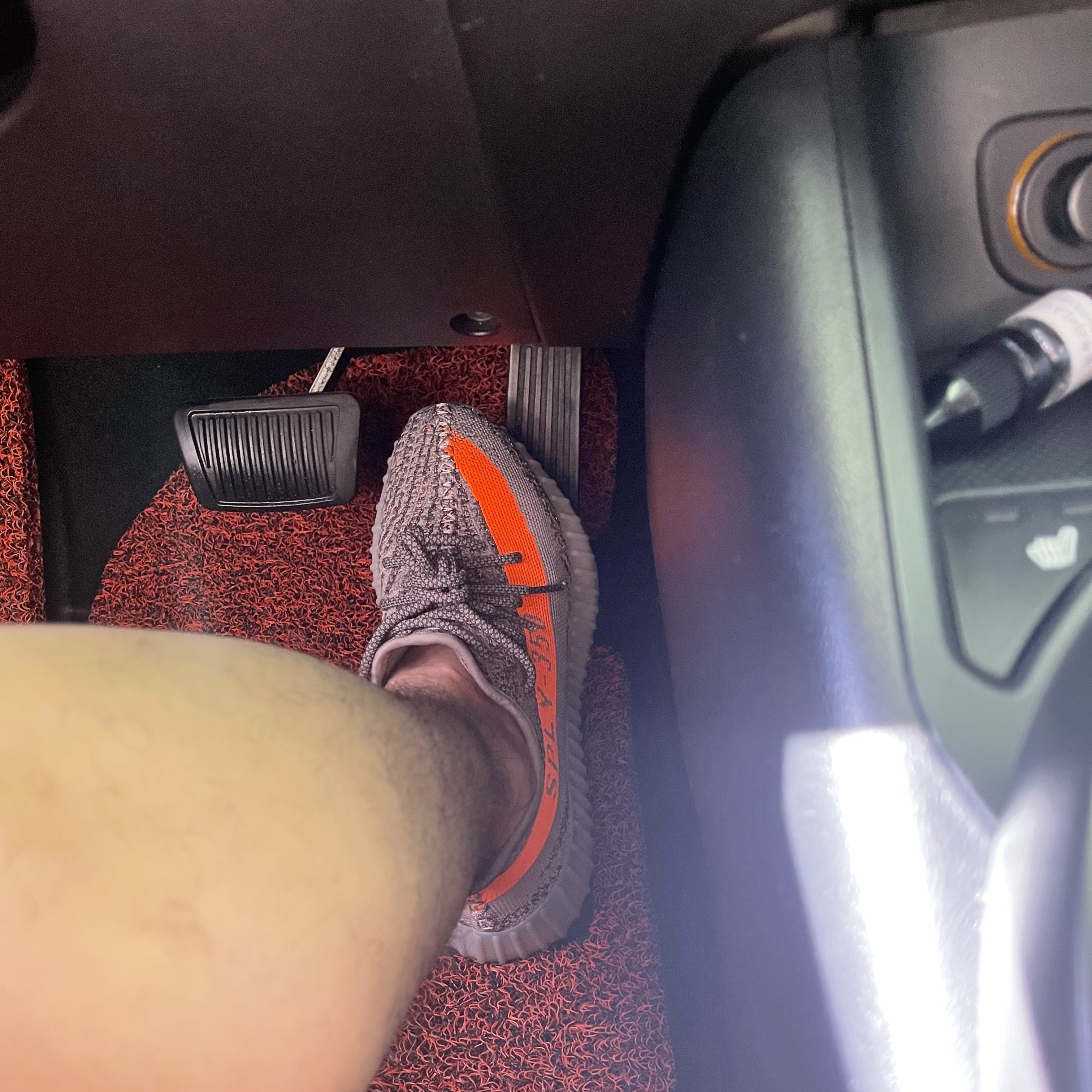 Adidas Yeezy Boost 350 V2 Beluga - Reflective, Nike x Off-White Dunk Low University Gold Midnight Navy 착용 스타일 - 1