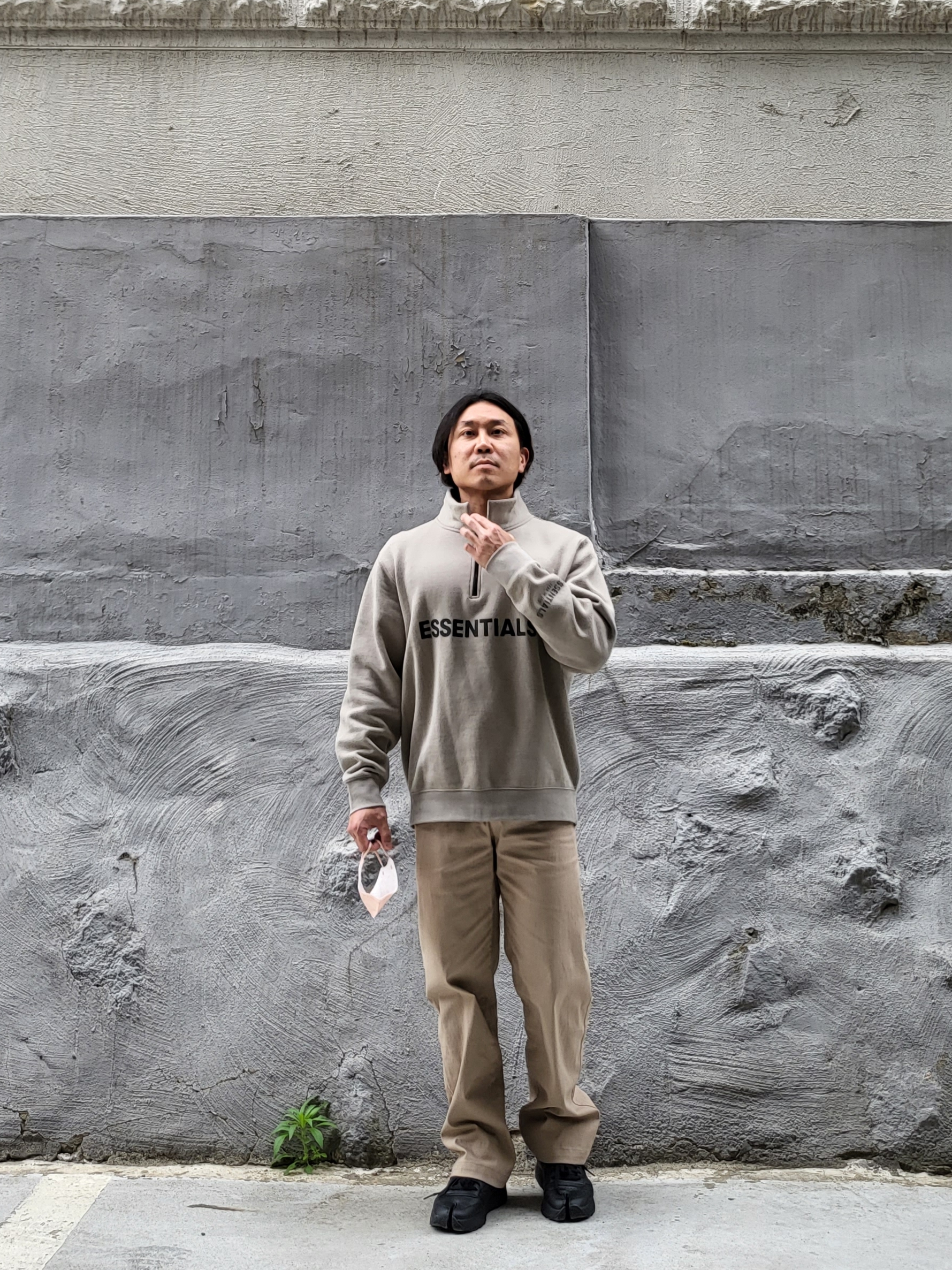 Essentials Half-Zip Pullover Taupe - 20FW, Reebok x Maison Margiela Classic Leather Tabi Shoes Black 착용 스타일 - 2