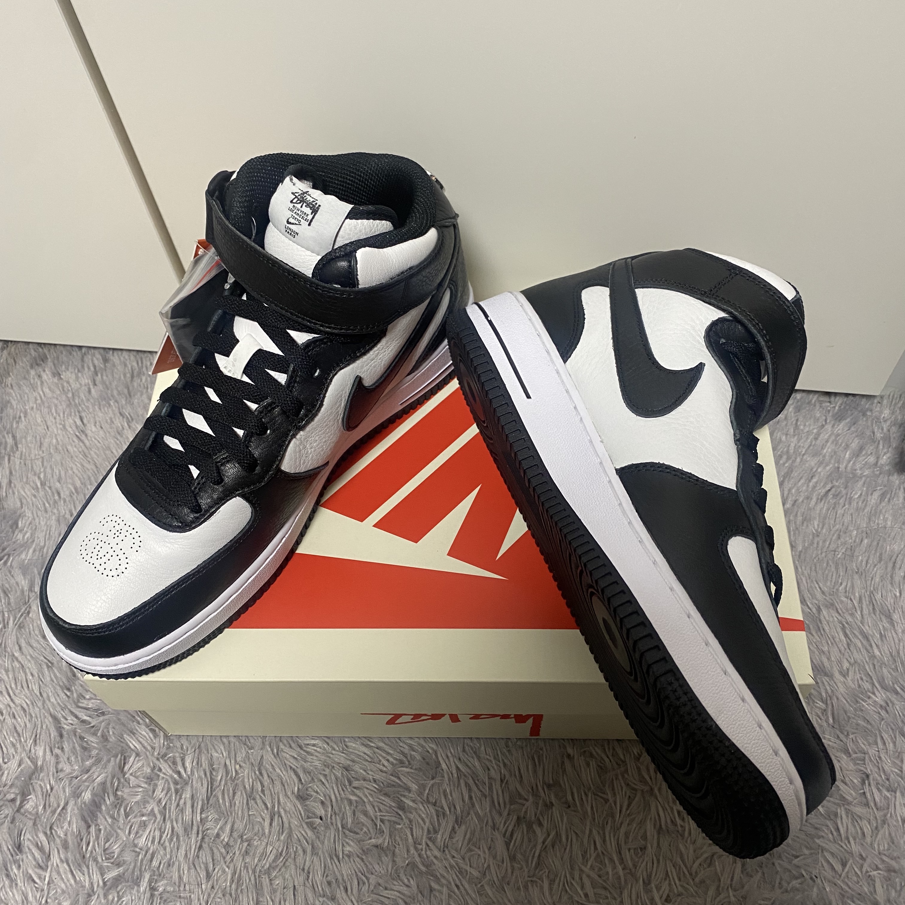 Nike x Stussy Air Force 1 '07 Mid SP Black and Light Bone 착용 스타일 - 3