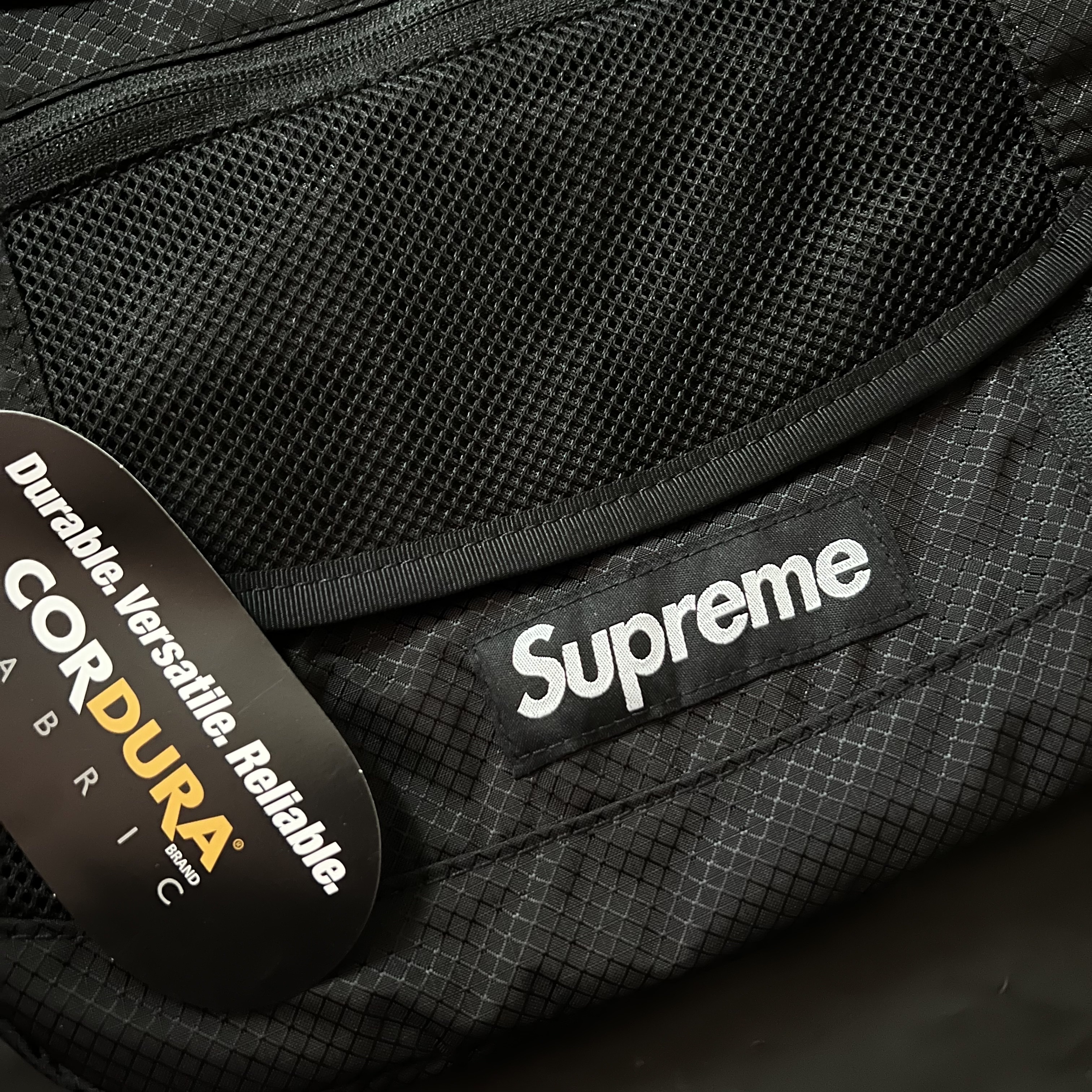 Supreme Small Messenger Bag Black - 22SS 착용 스타일