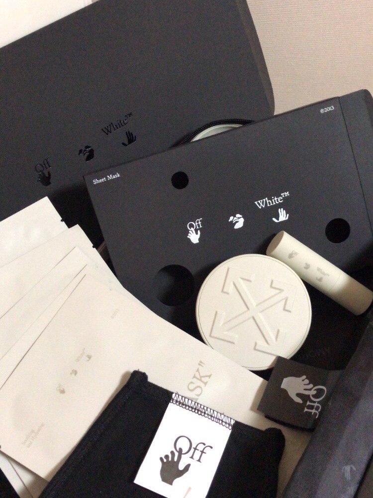 Off-White x Amore Pacific Protection Box (Without Cosmetics) 착용 스타일 - 2