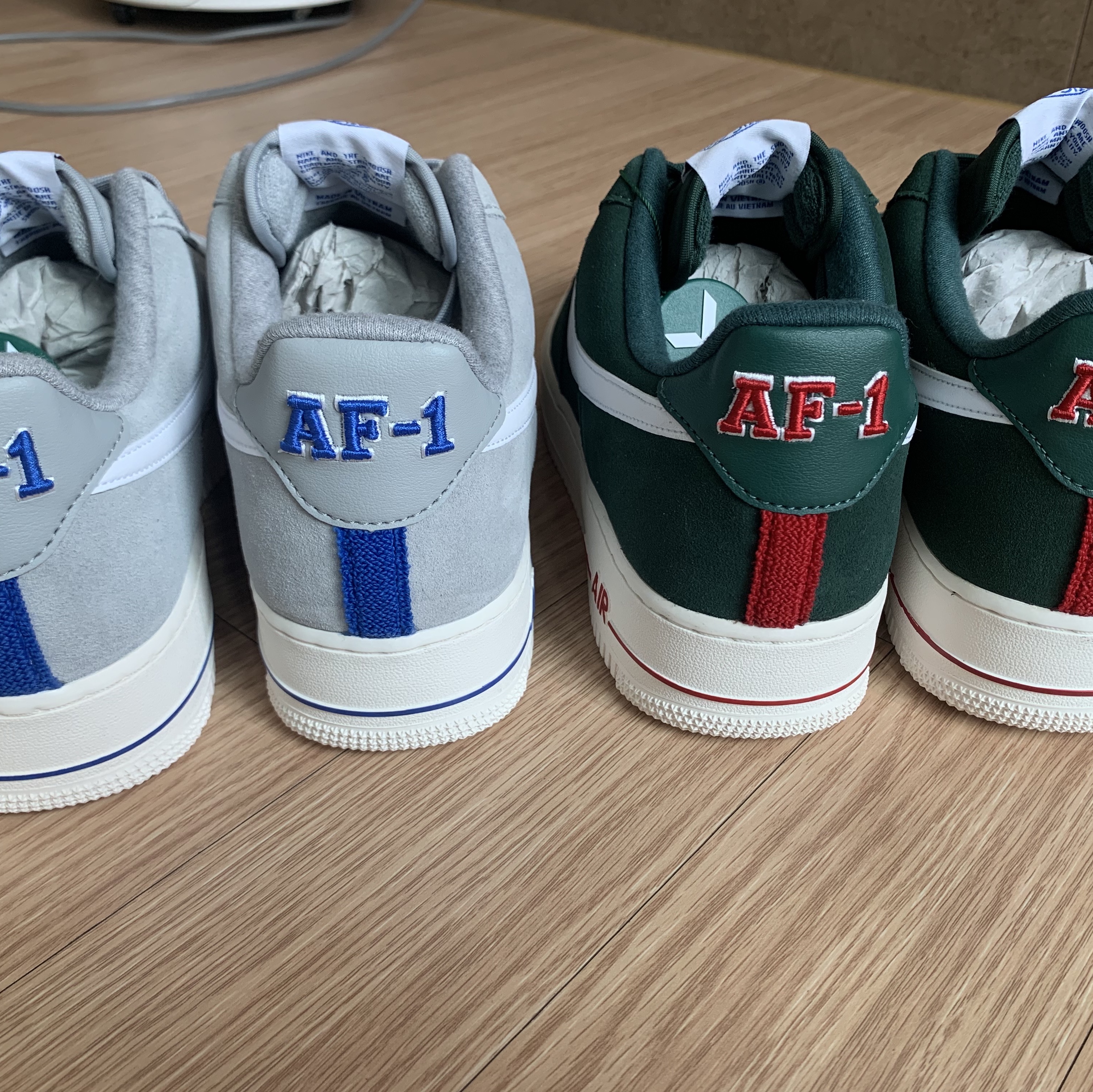 Nike Air Force 1 '07 LX Athletic Club Pro Green Gym Red, Nike Air Force 1 '07 LX Athletic Club Light Smoke Grey 착용 스타일 - 3
