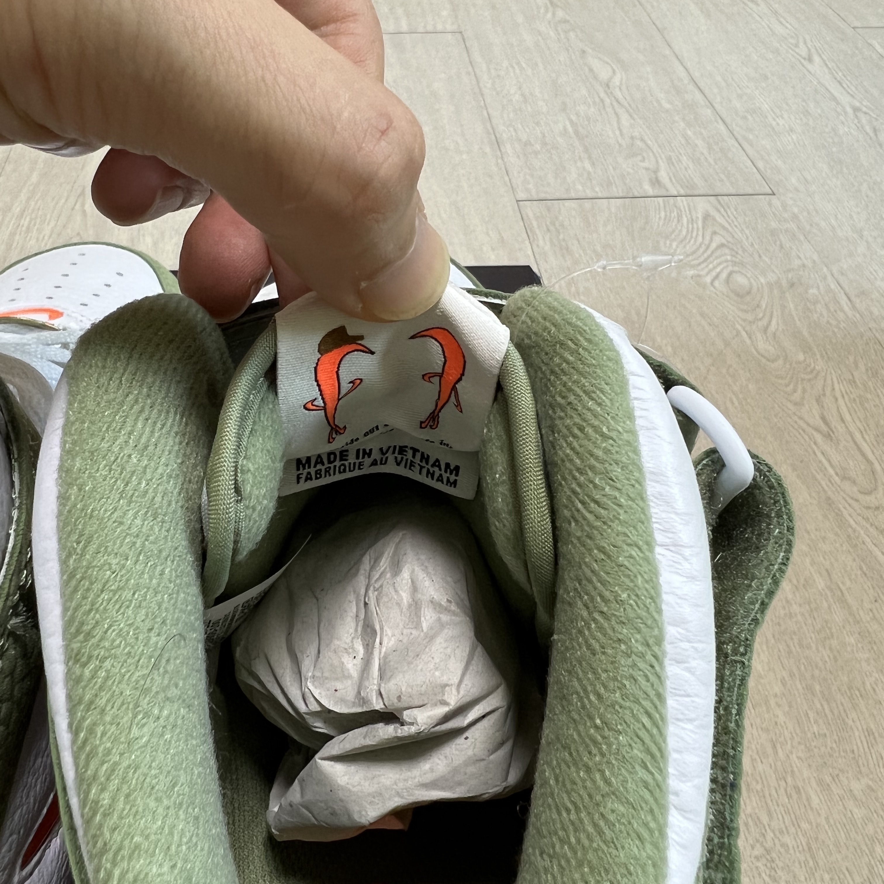 Nike Air Force 1 Mid '07 QS Olive Green and Total Orange 착용 스타일 - 5