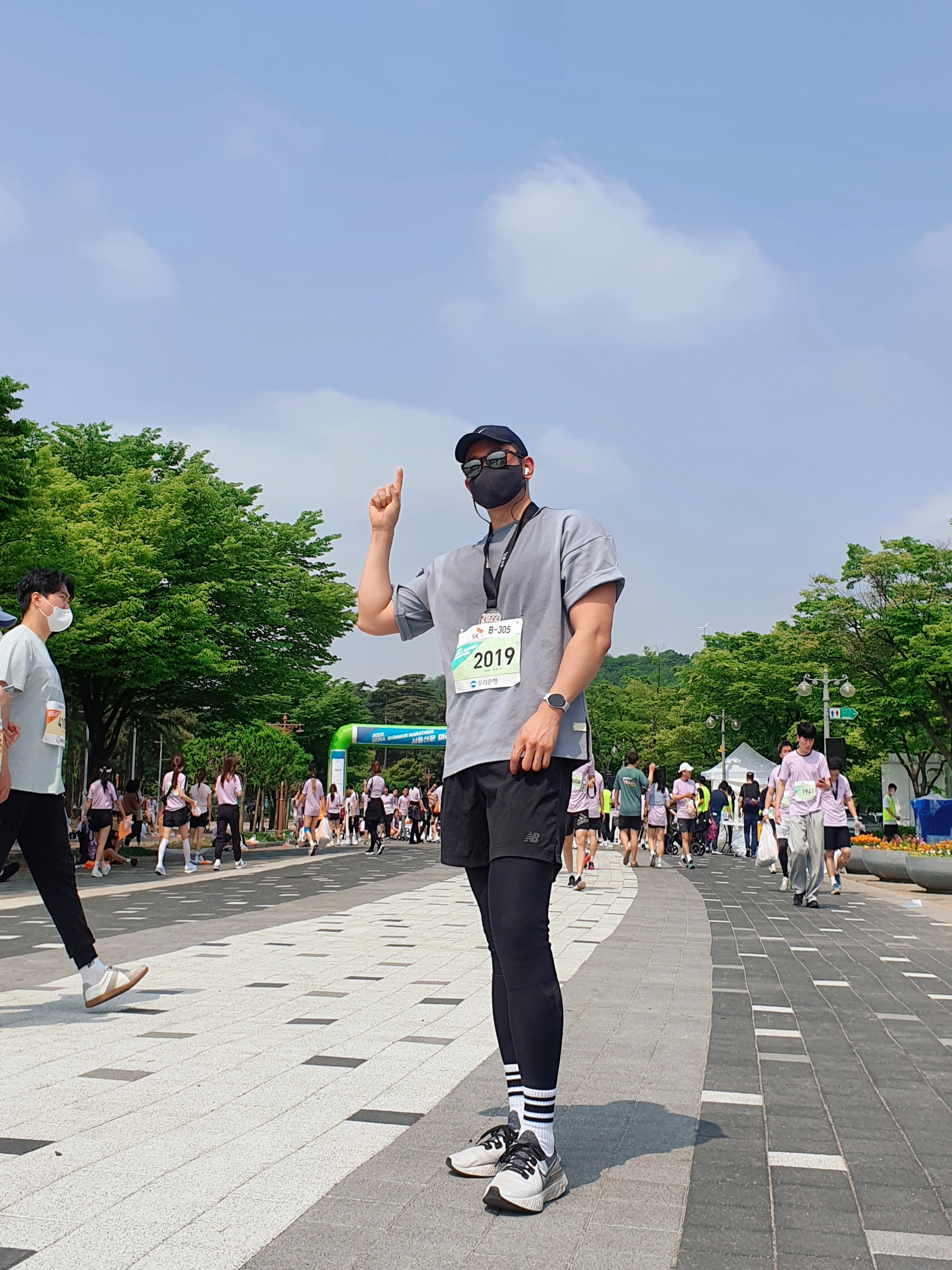 Nike React Infinity Run Flyknit Black White, Nike Heritage 86 Futura Washed Cap Black White 착용 스타일 - 1